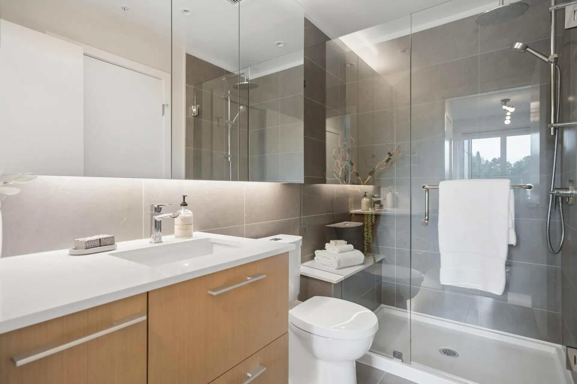#515 110 E 17th Street - Image 4