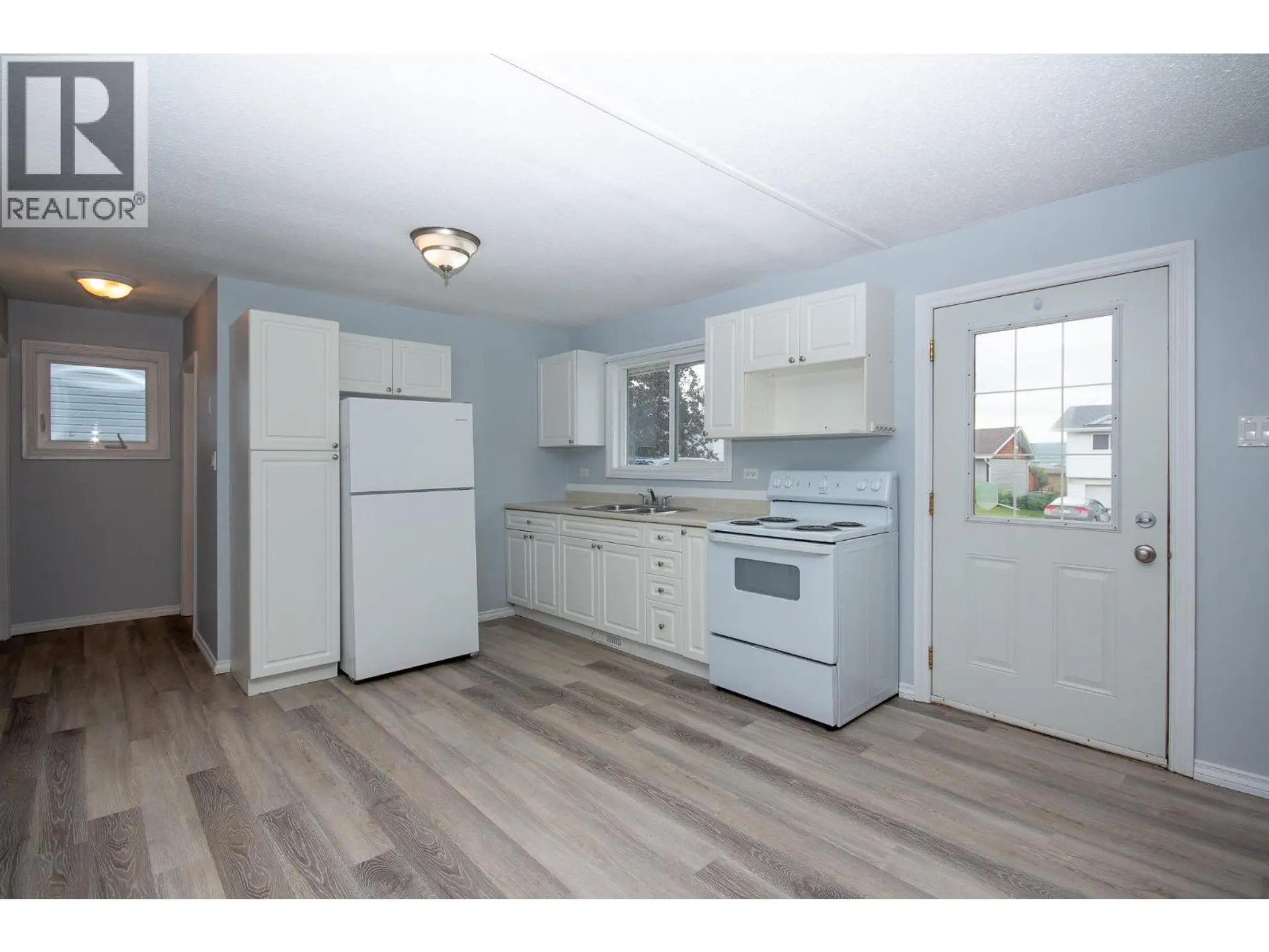 1140 96A Avenue - Image 2