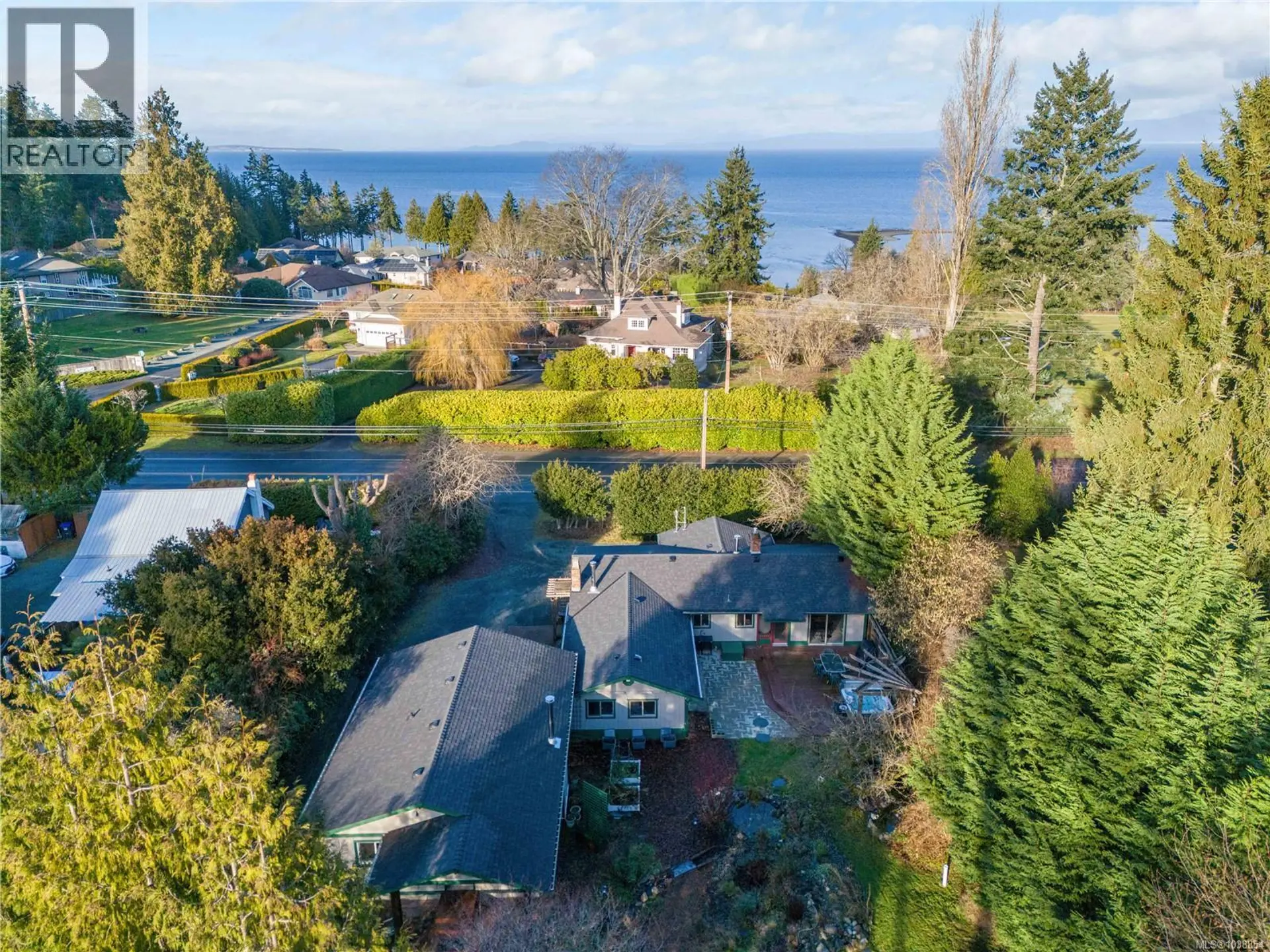 Property at 3872 Island Hwy W, Qualicum Beach, BC