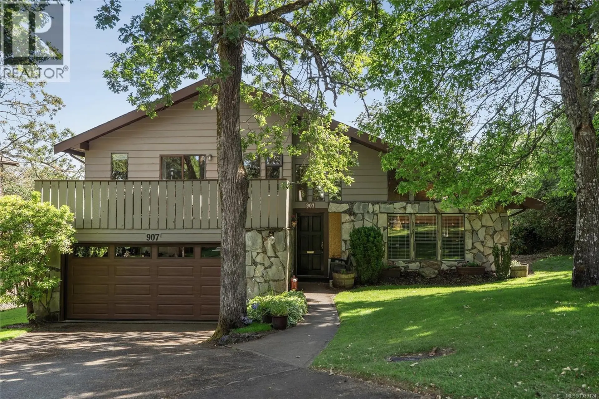 Property at 907 Woodhall Dr, Saanich, BC