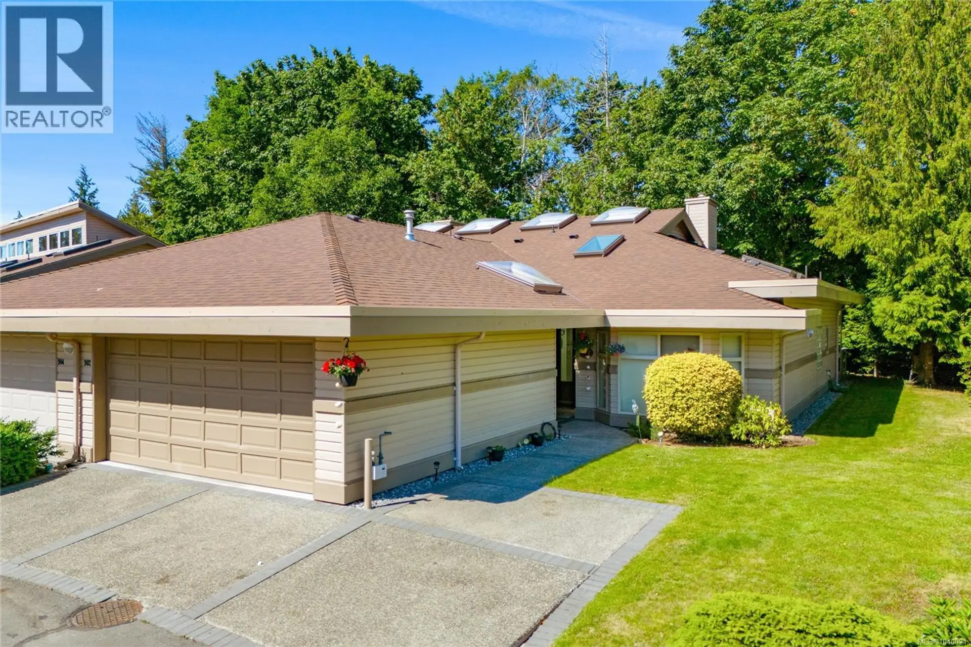 Property at 902 Lakes Blvd, Parksville, BC