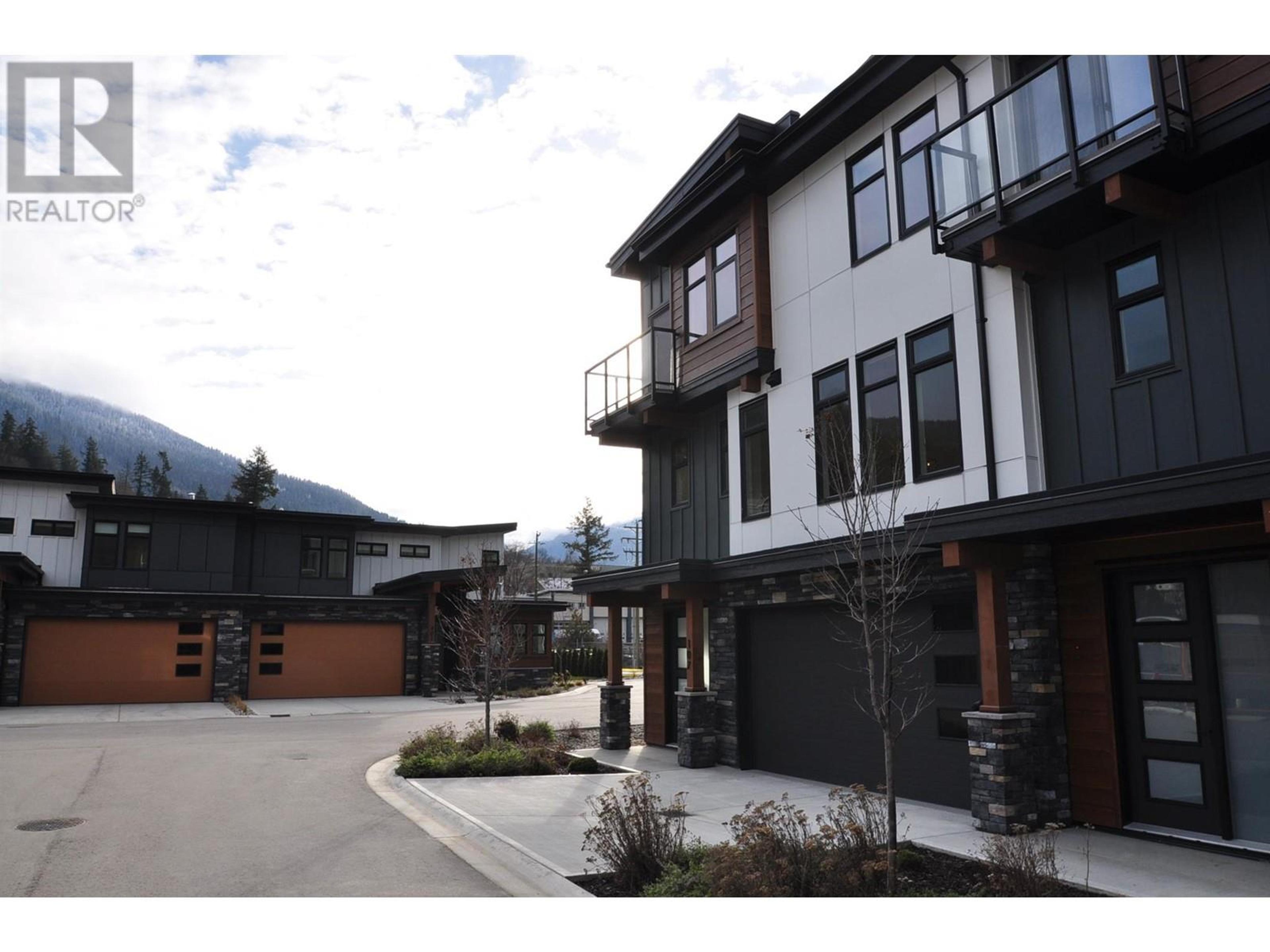 910 Lakeside Drive, Nelson - Exteriors - Full Complex View - Photo 1