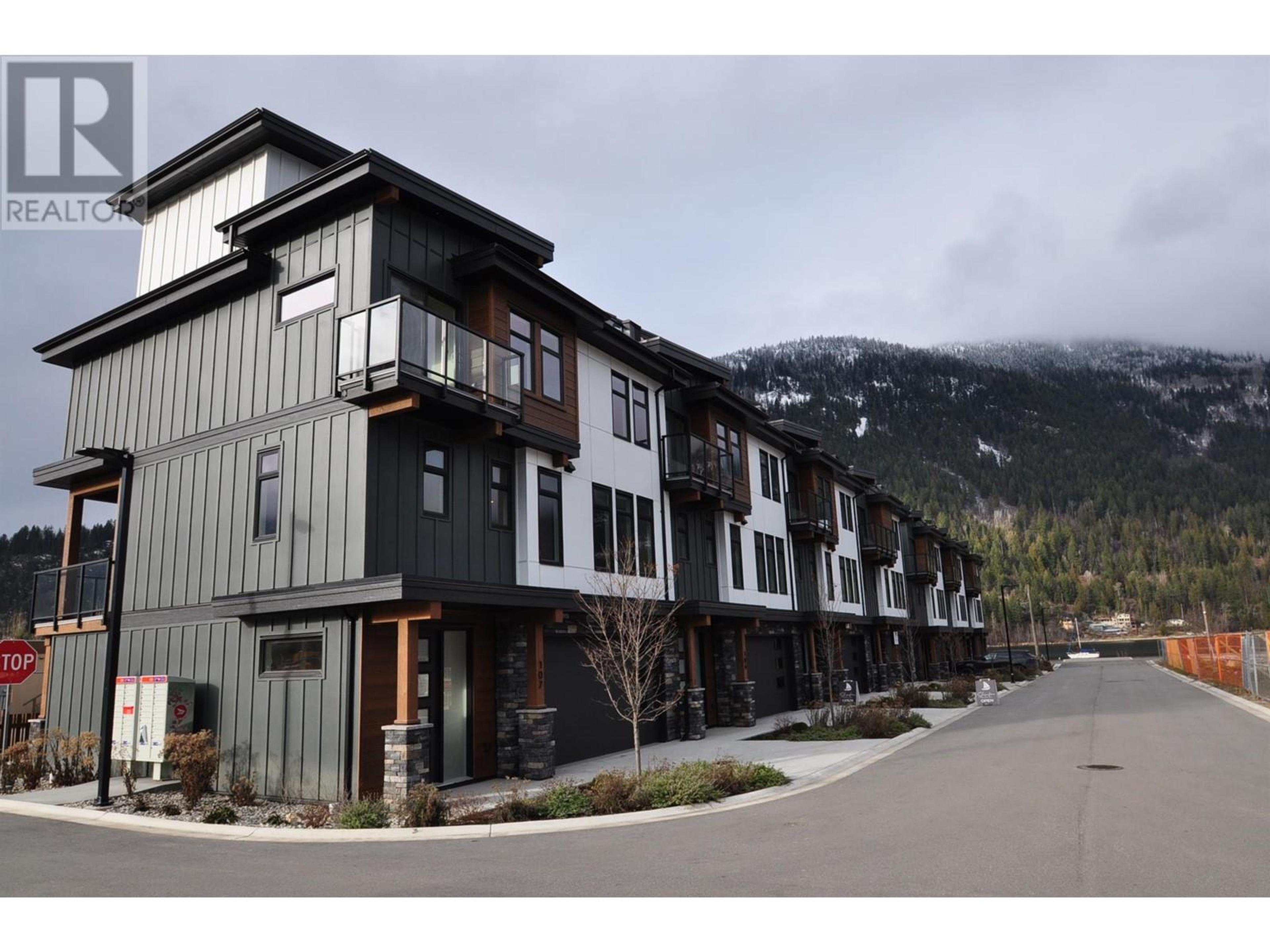 910 Lakeside Drive, Nelson - Exteriors - Full Complex View - Photo 3