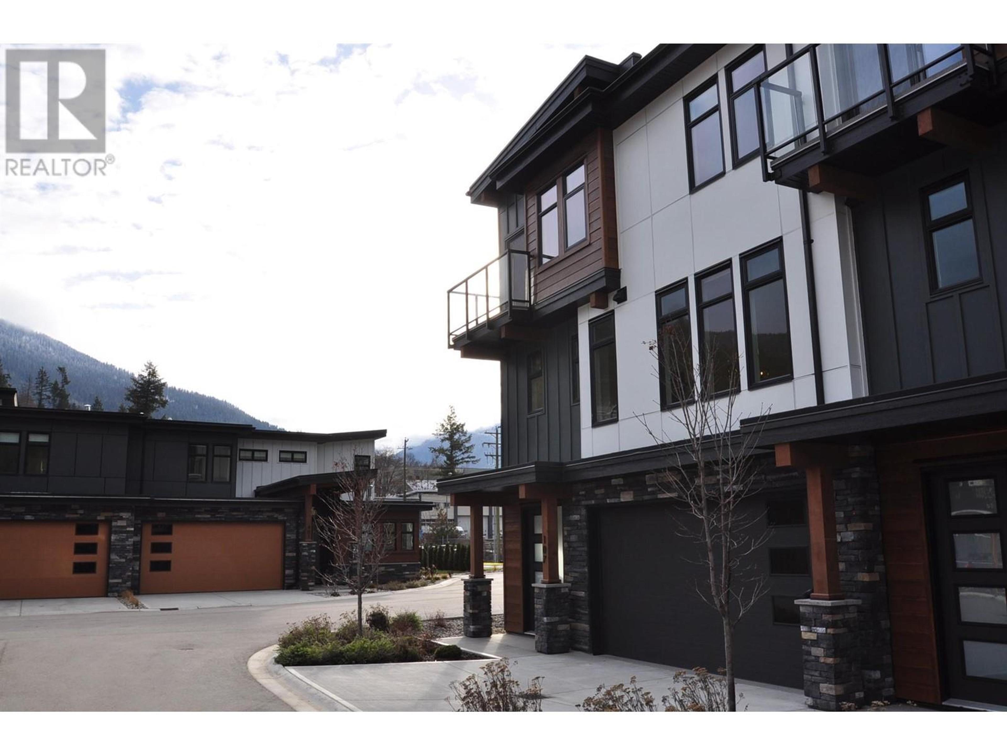 910 Lakeside Drive, Nelson - Exteriors - Full Complex View - Photo 4