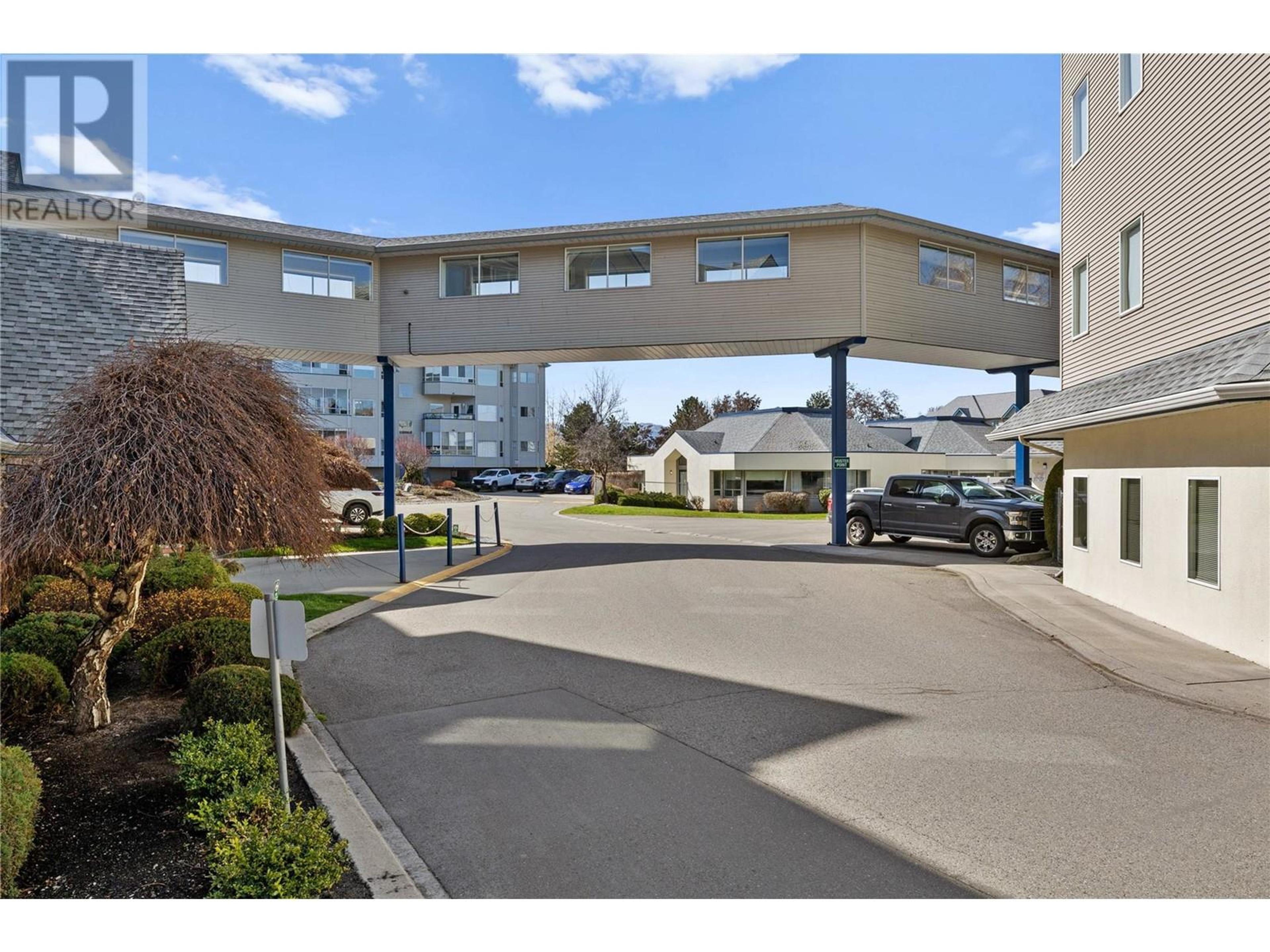 877 KLO Road, Kelowna - Exteriors - Full Complex View - Photo 3