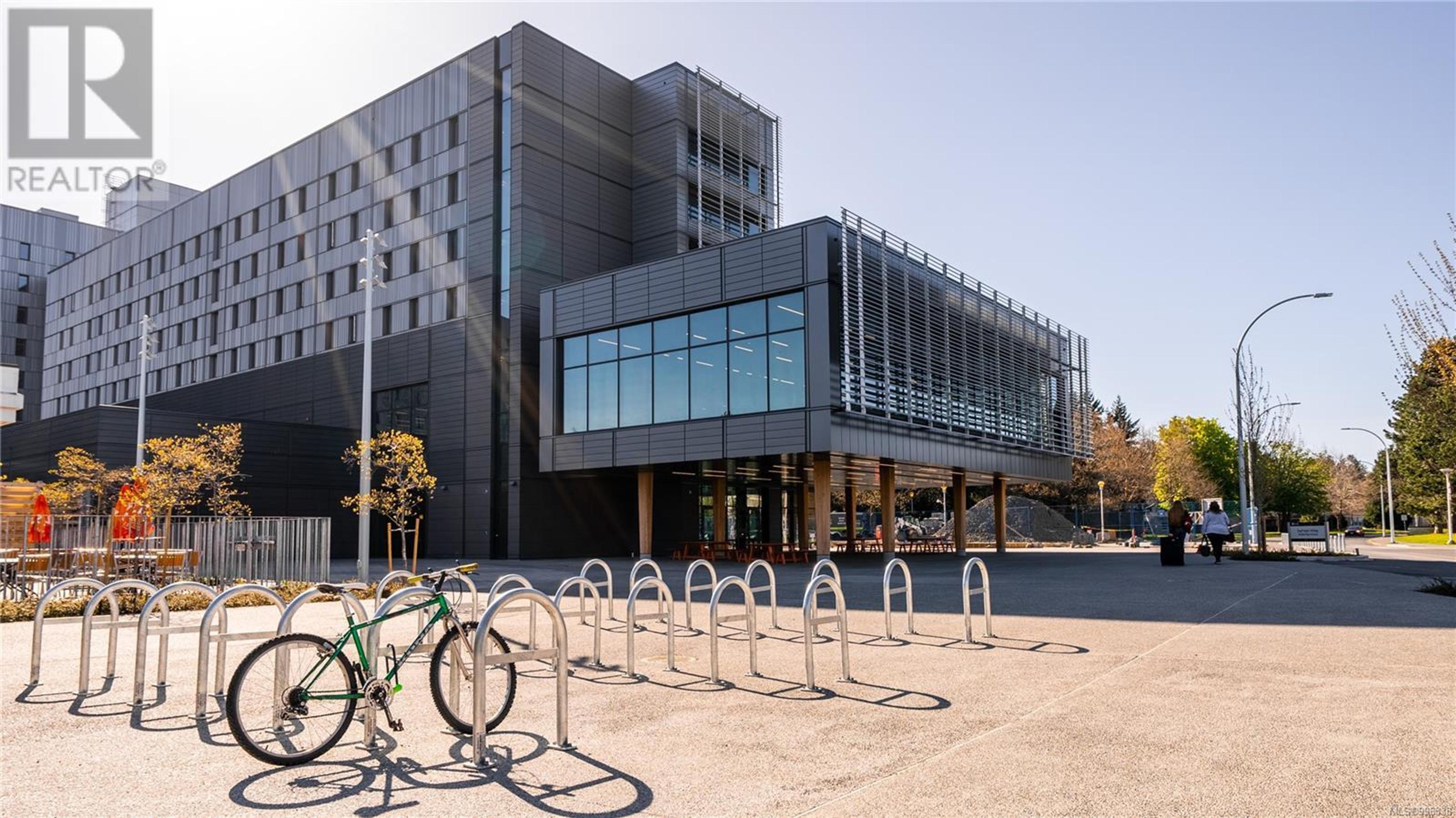 1571 Mortimer St, Saanich - Exteriors - Photo 2