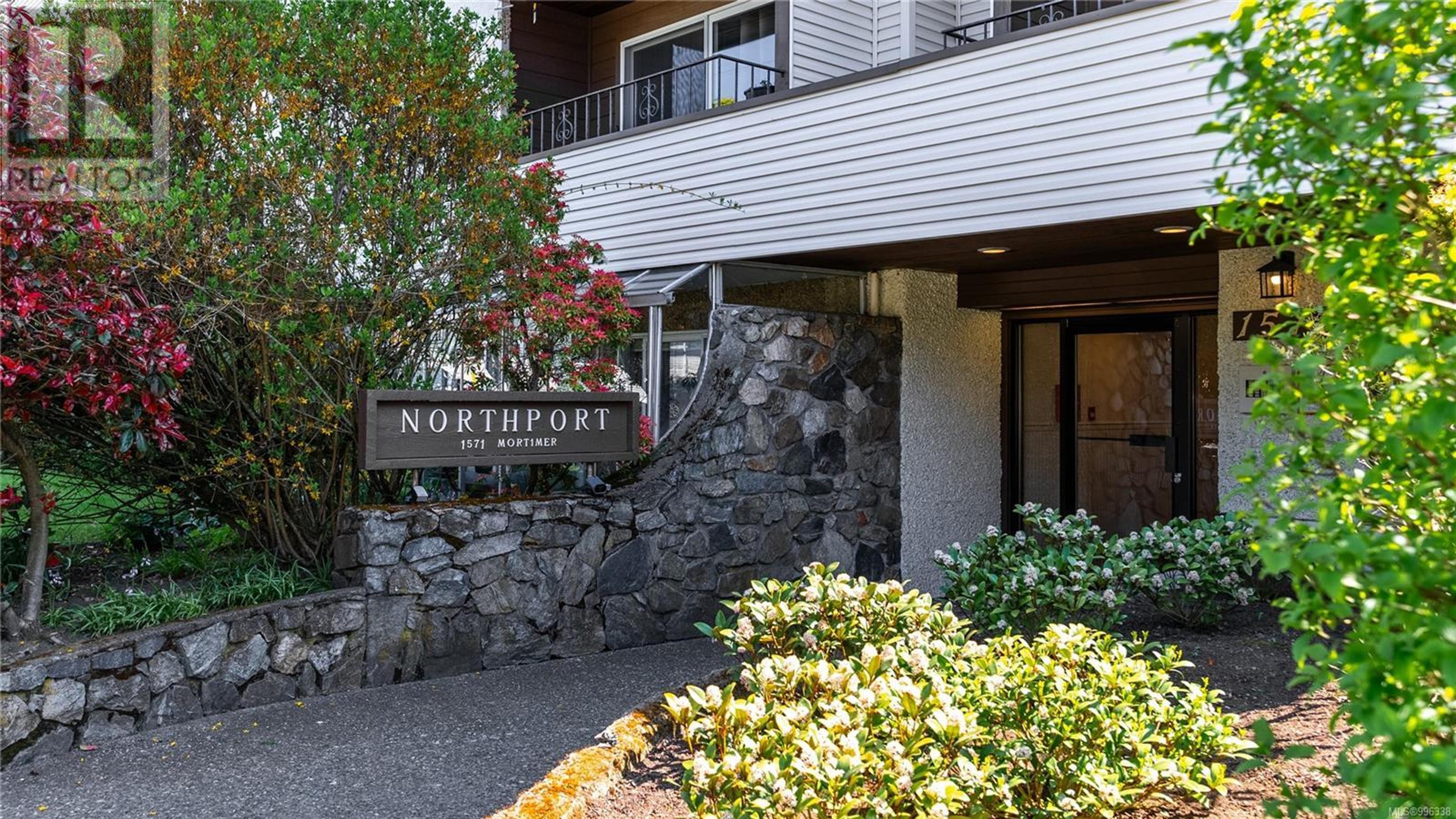 1571 Mortimer St, Saanich - Exteriors - Photo 6