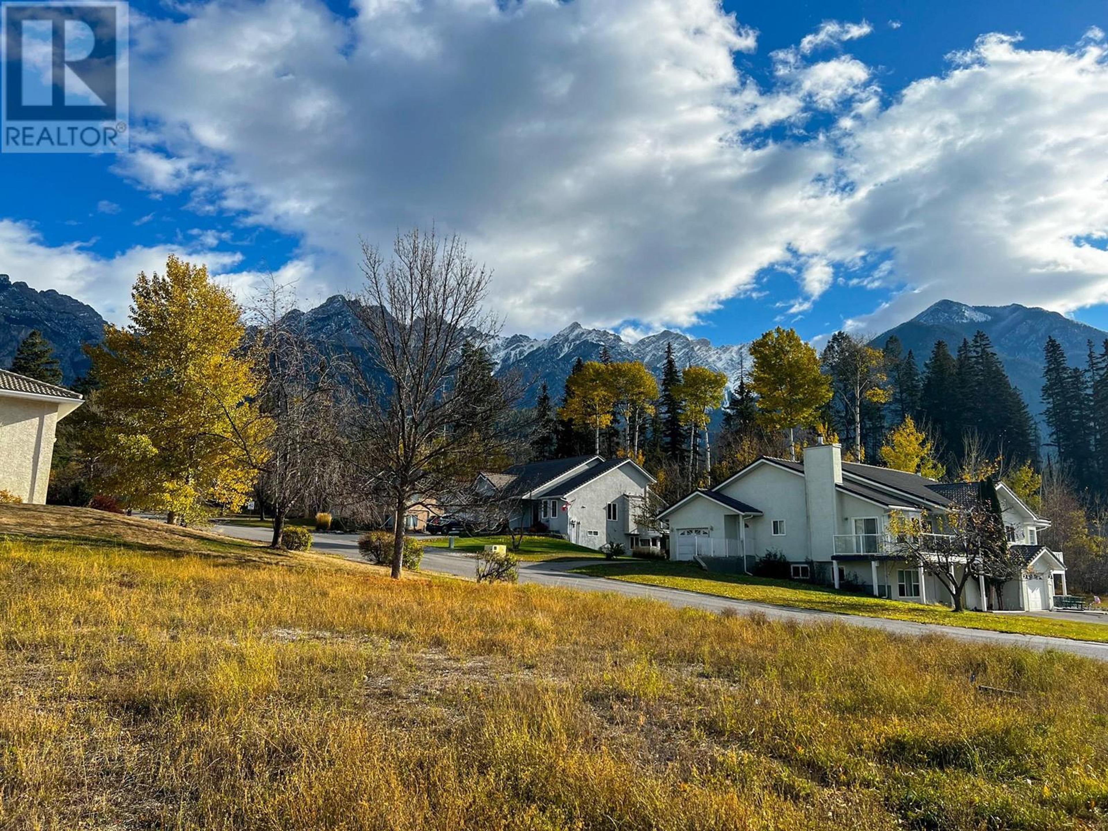 4887 Glen Eagle Drive, Fairmont Hot Springs - Outdoor Amenities - Garden / Yard/ Backyard/ Porch/ Deck - Photo 3