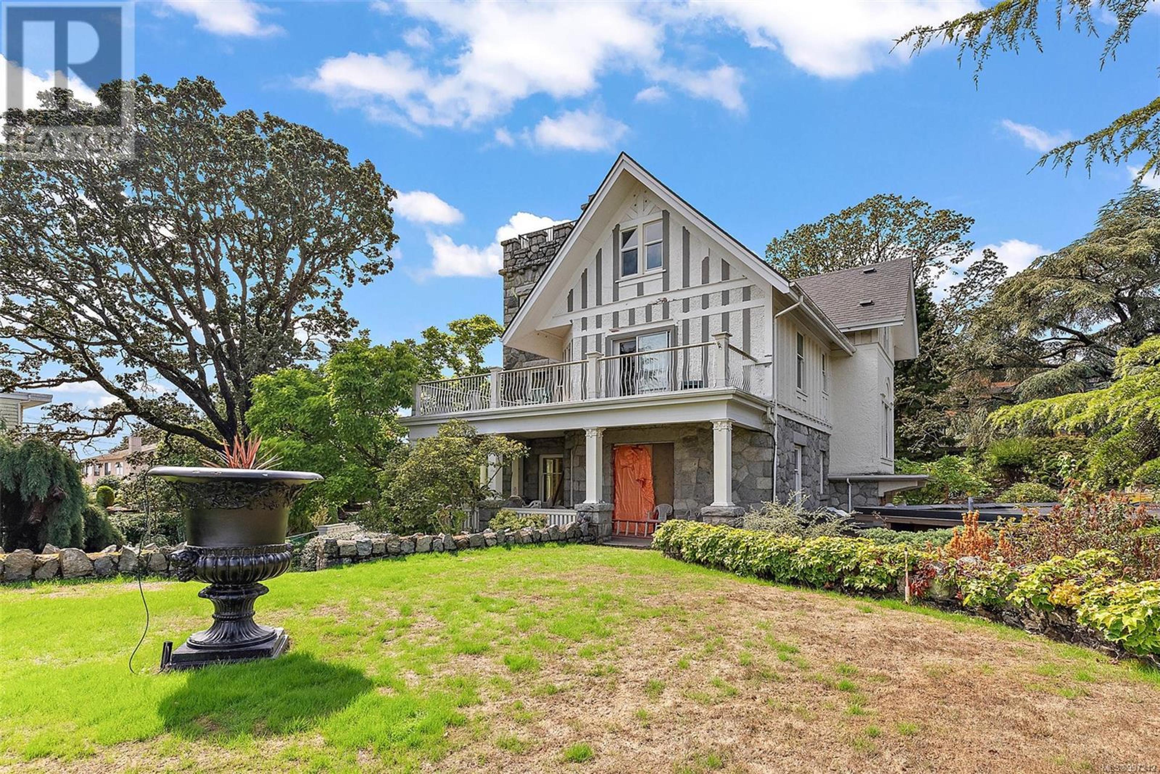 2920 COOK St, Victoria - Exteriors - Photo 2