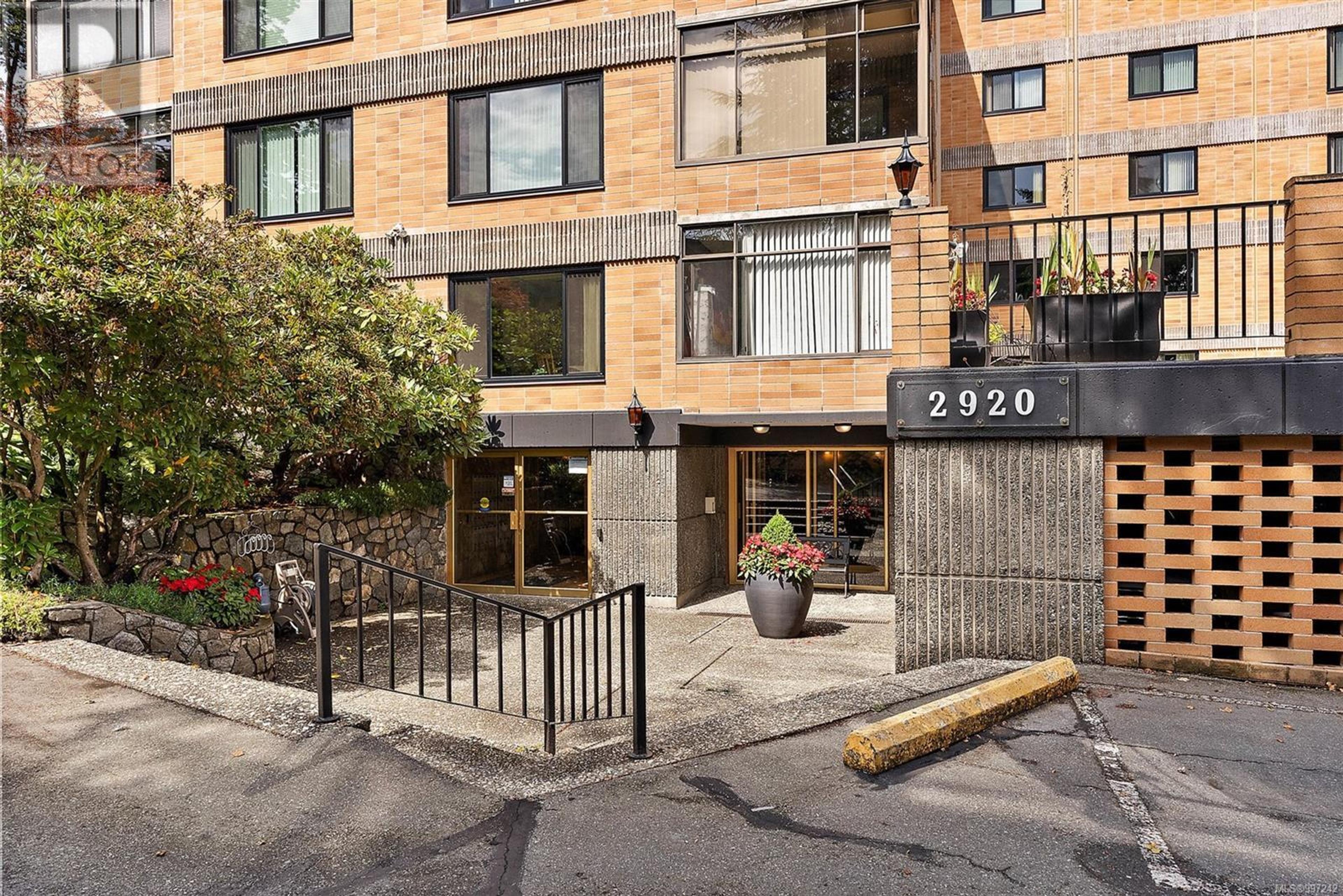 2920 COOK St, Victoria - Exteriors - Photo 5