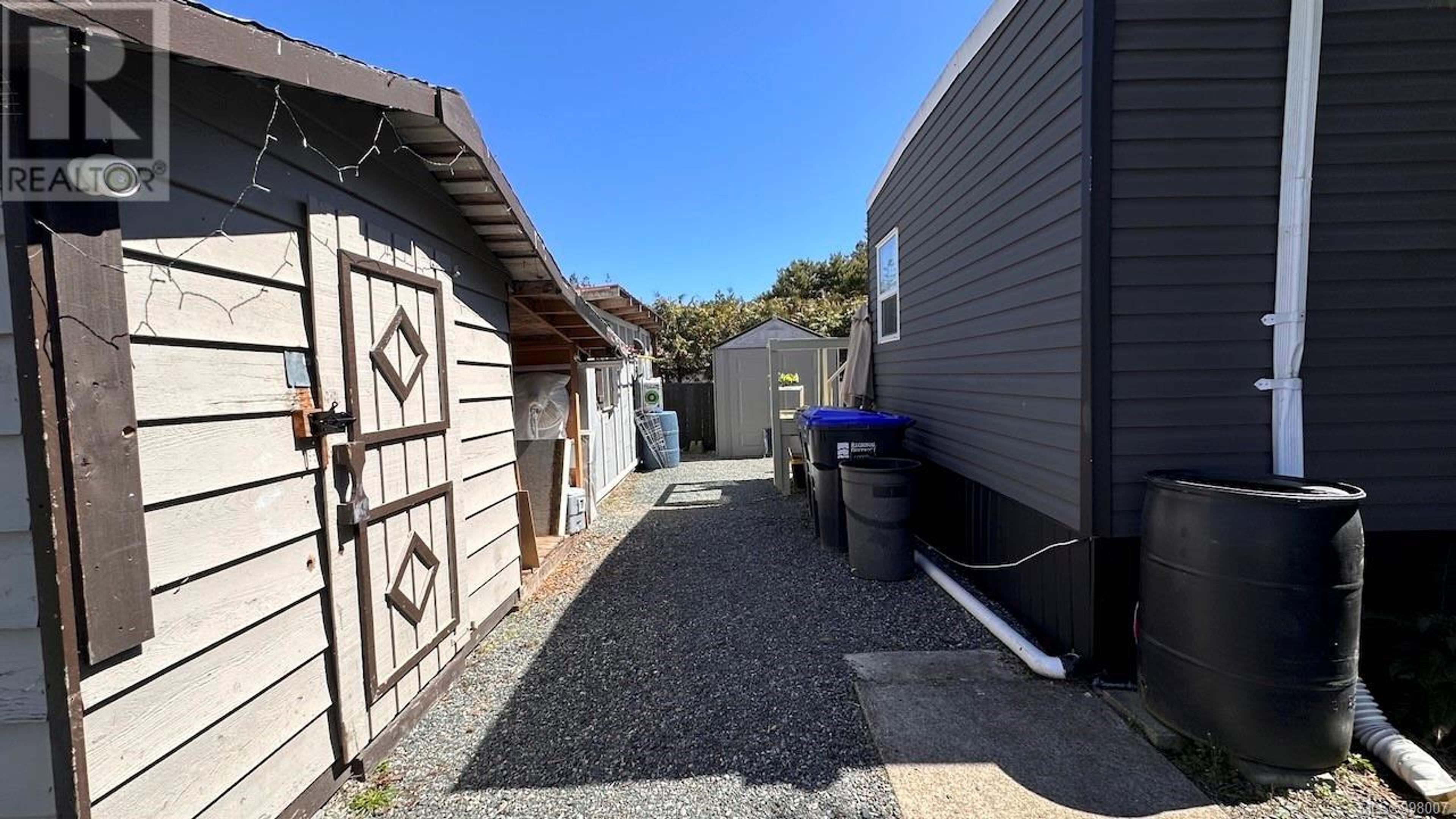 2130 Errington Rd, Errington - Exteriors - Photo 2