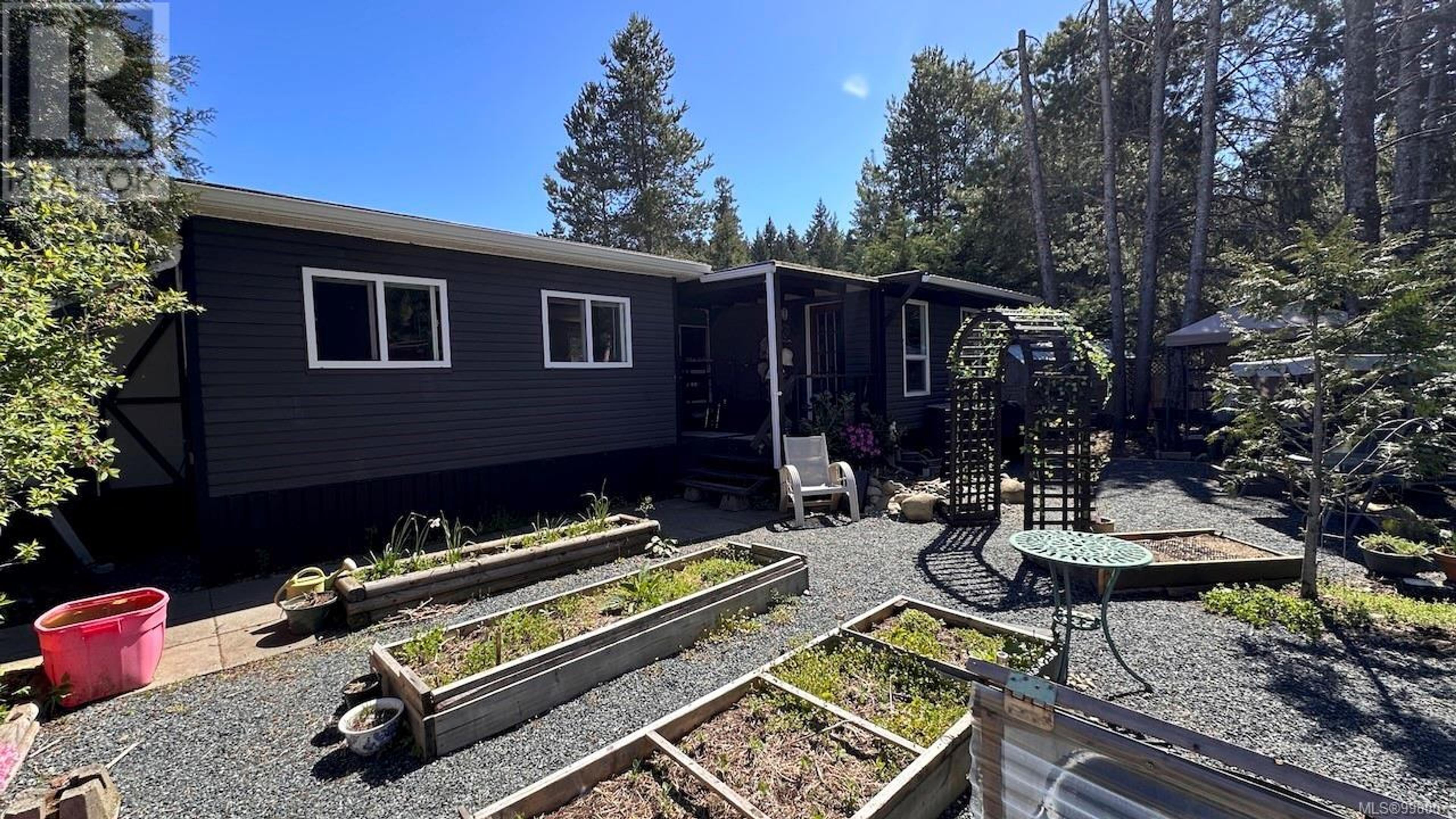 2130 Errington Rd, Errington - Exteriors - Photo 3