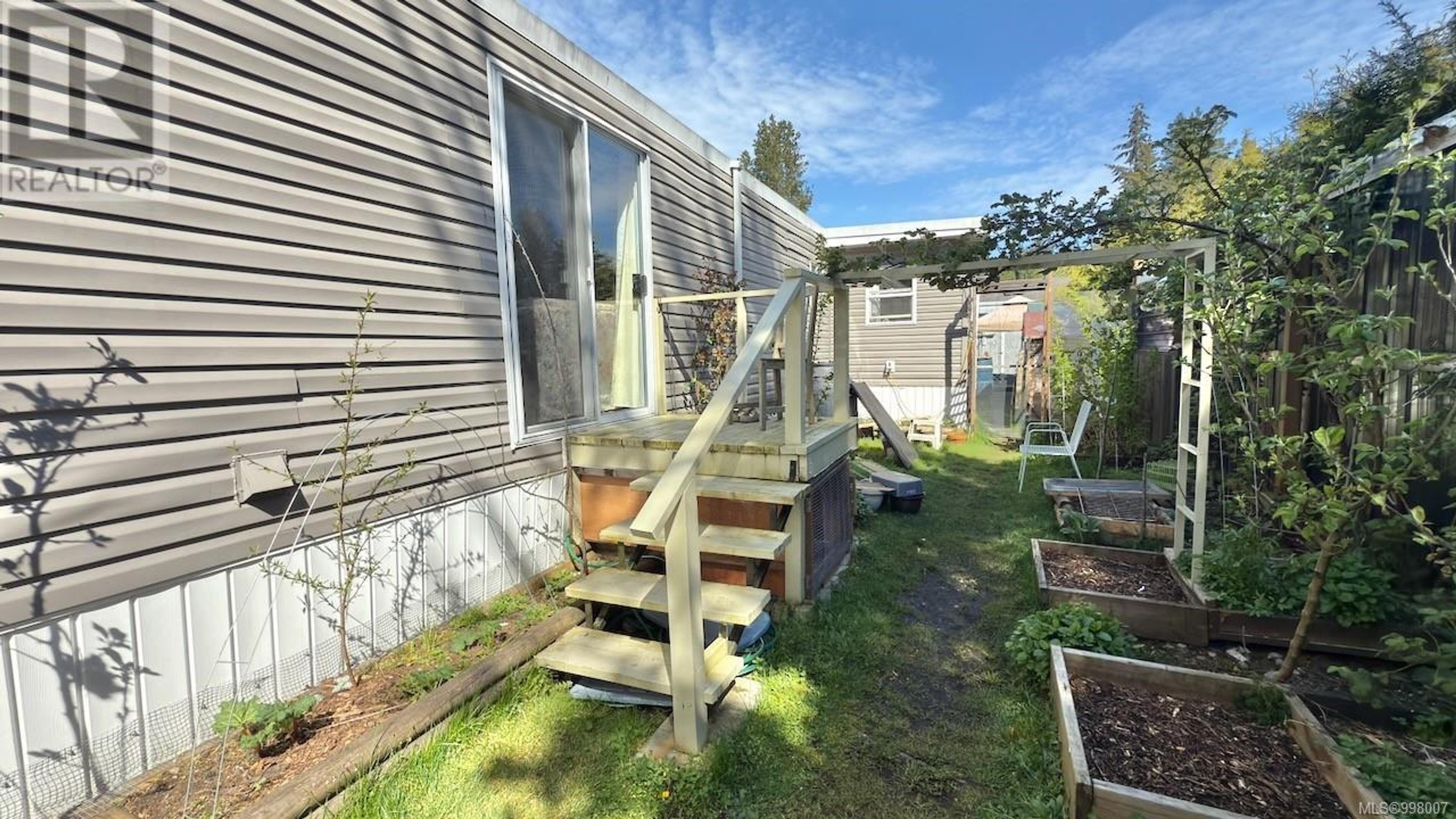 2130 Errington Rd, Errington - Exteriors - Photo 4