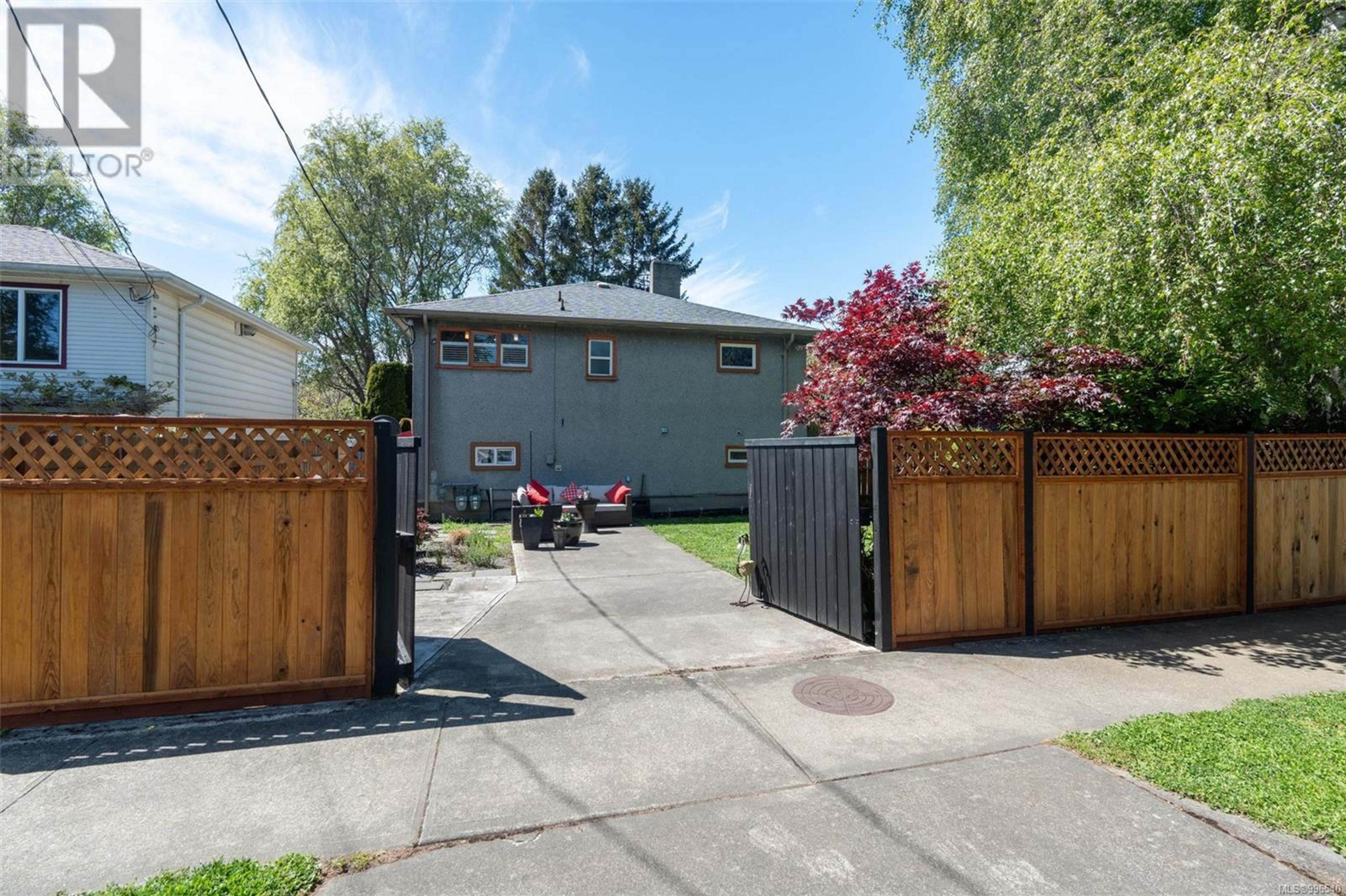 1451 Brooke St, Victoria - Exteriors - Photo 3