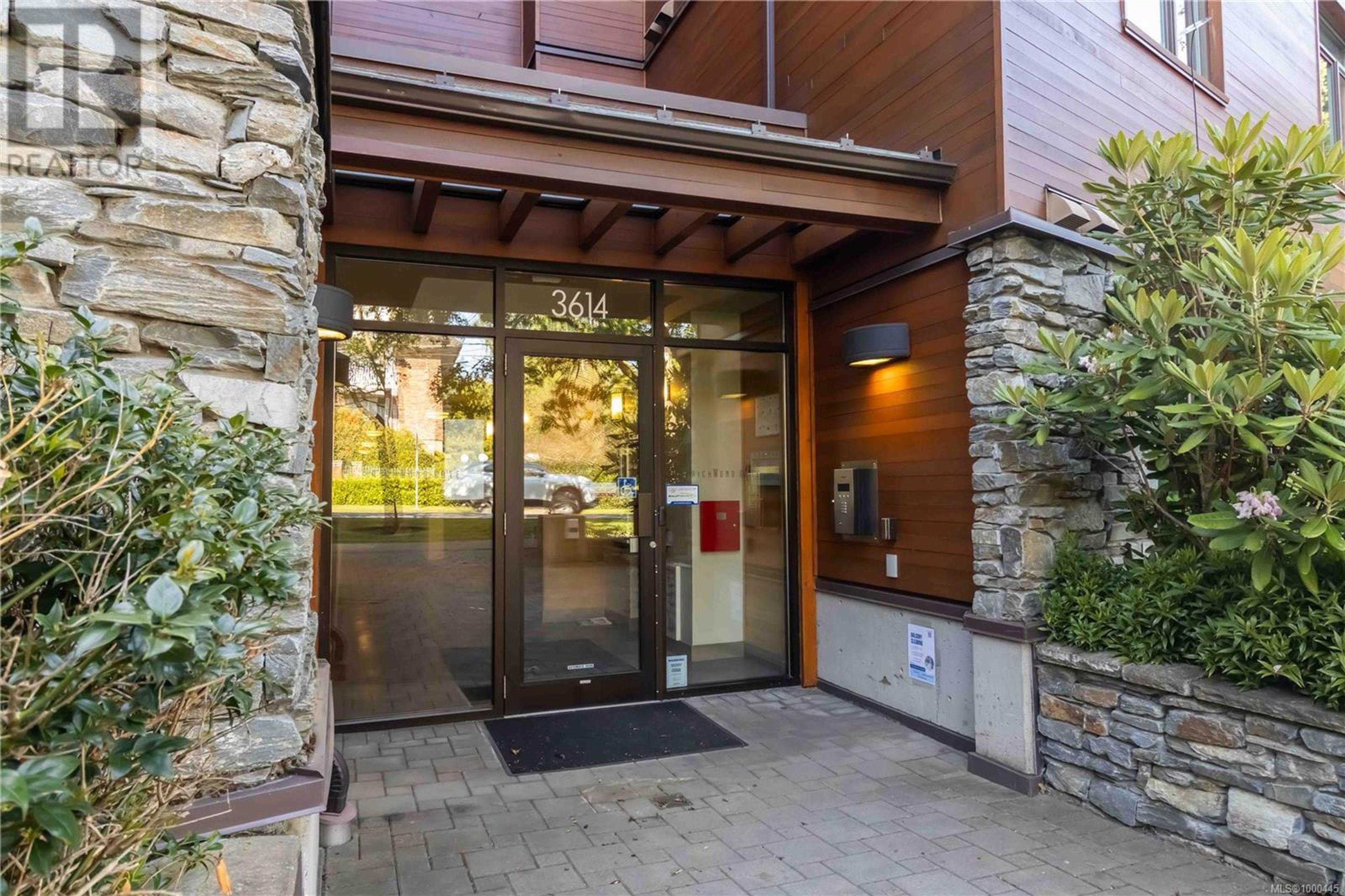 3614 Richmond Rd, Saanich - Exteriors - Photo 2