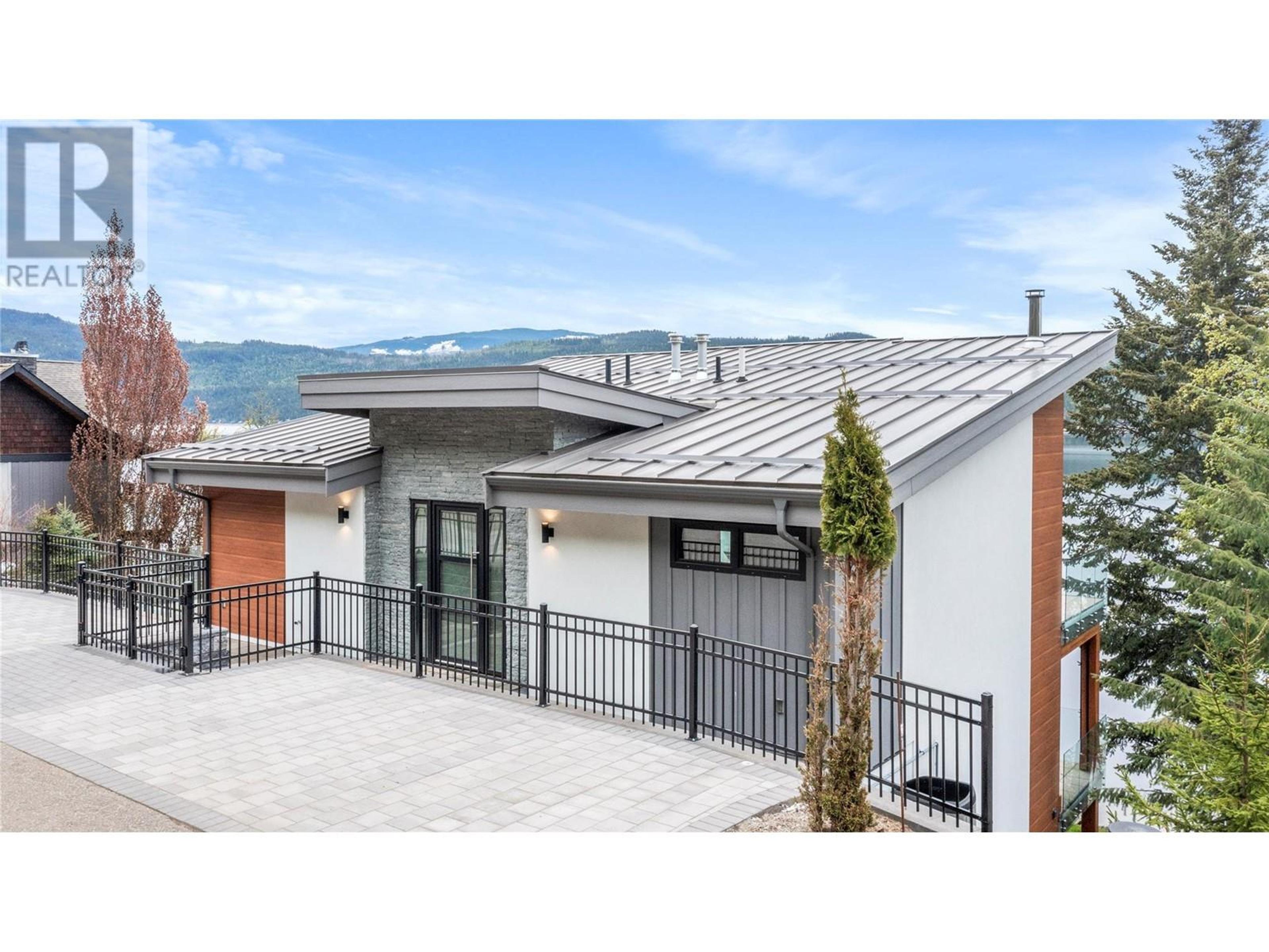 8200 Squilax Anglemont Road, Anglemont - Exteriors - Photo 11