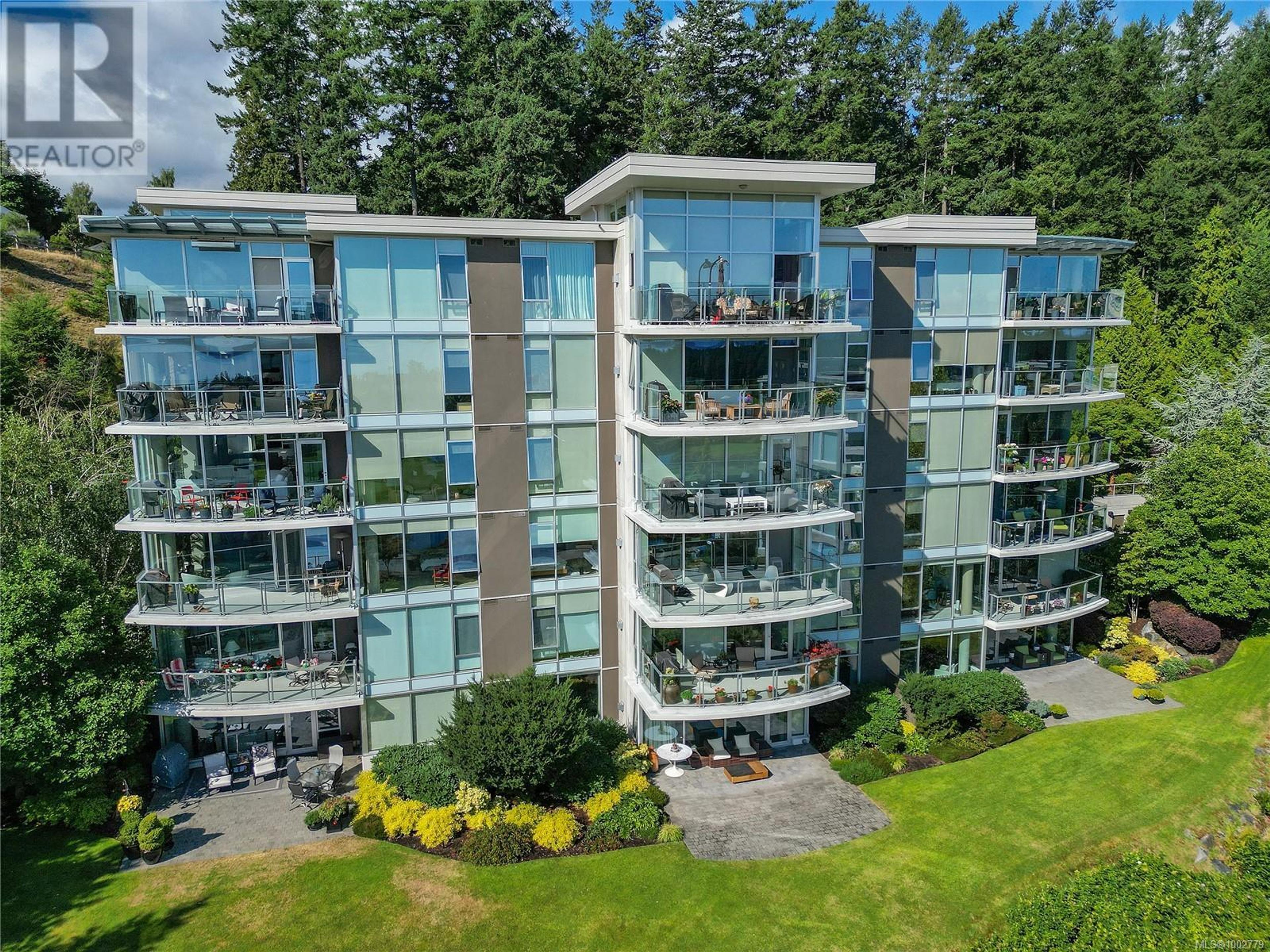 738 Sayward Hill Terr, Saanich - Exteriors - Drone/Aerial View - Photo 1