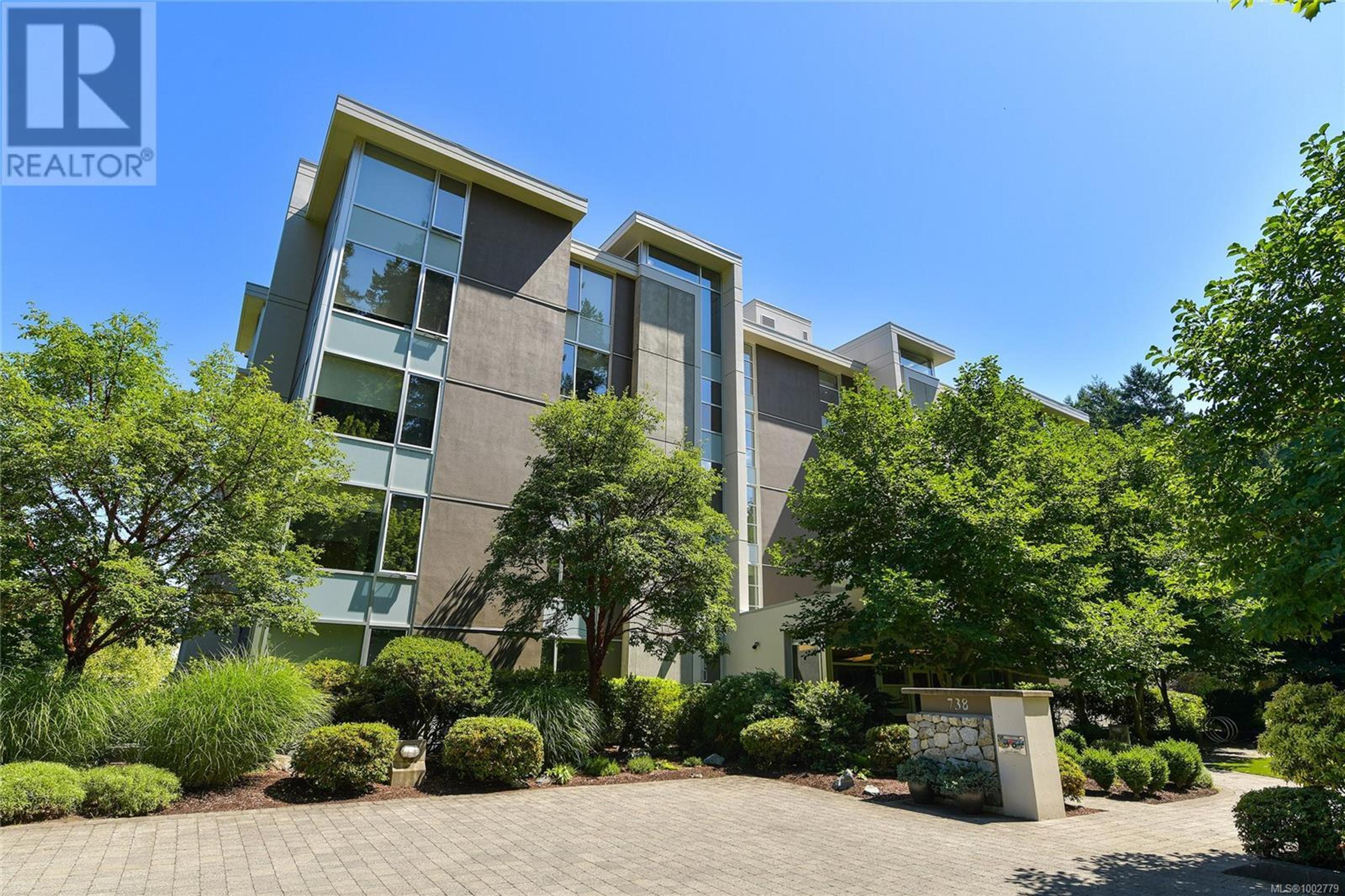 738 Sayward Hill Terr, Saanich - Exteriors - Photo 2