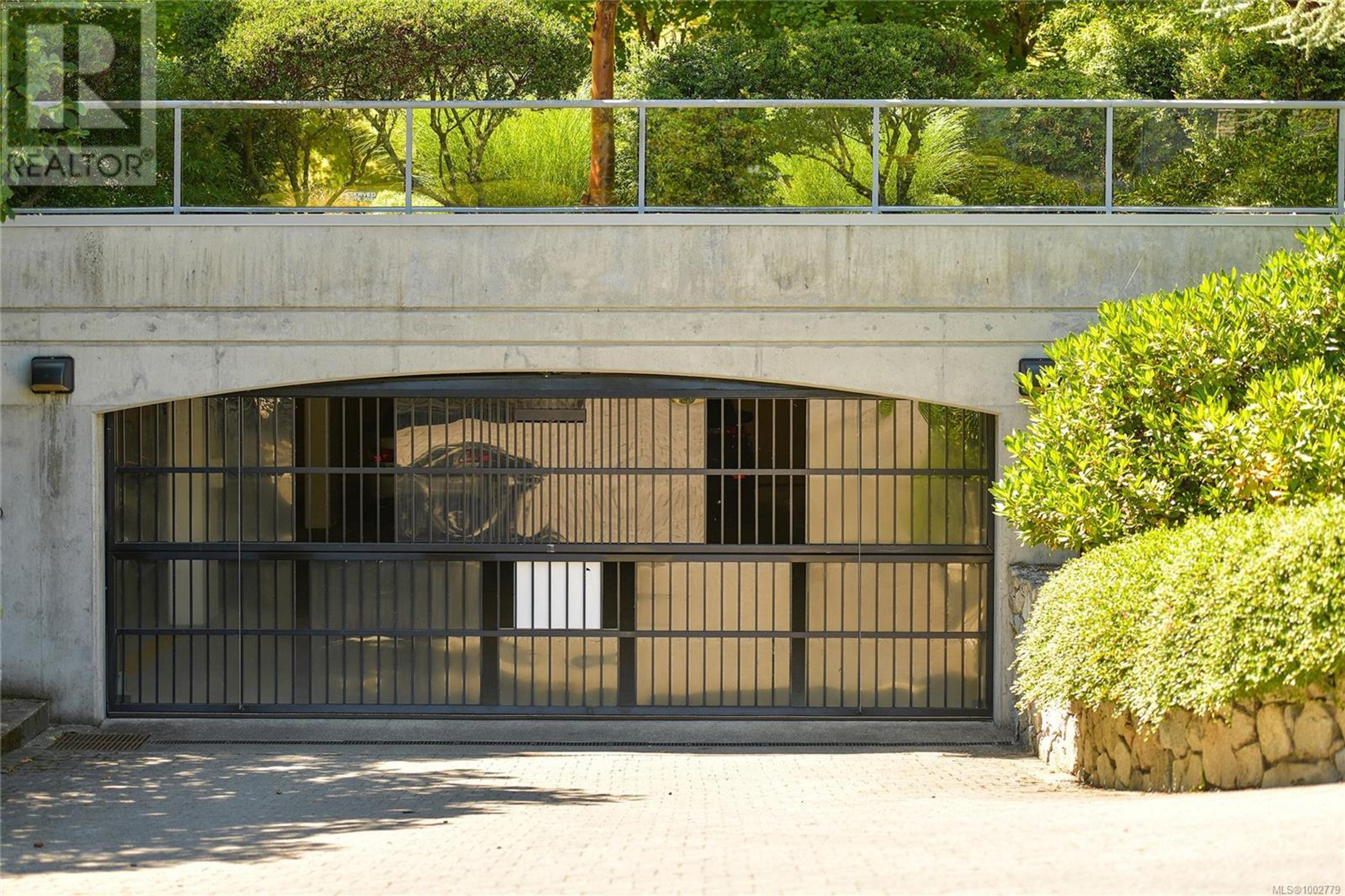 738 Sayward Hill Terr, Saanich - Exteriors - Photo 3