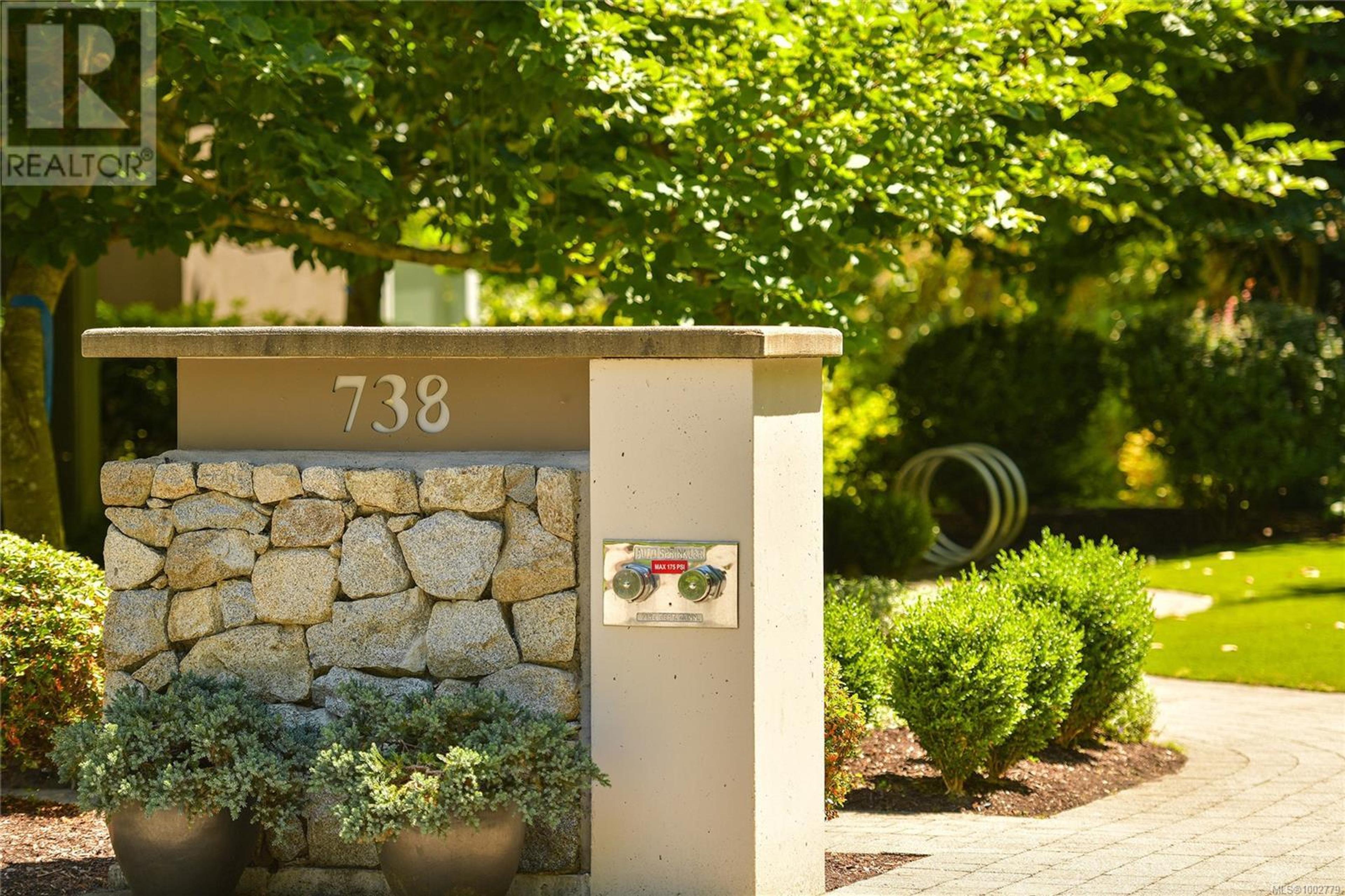 738 Sayward Hill Terr, Saanich - Exteriors - Photo 4