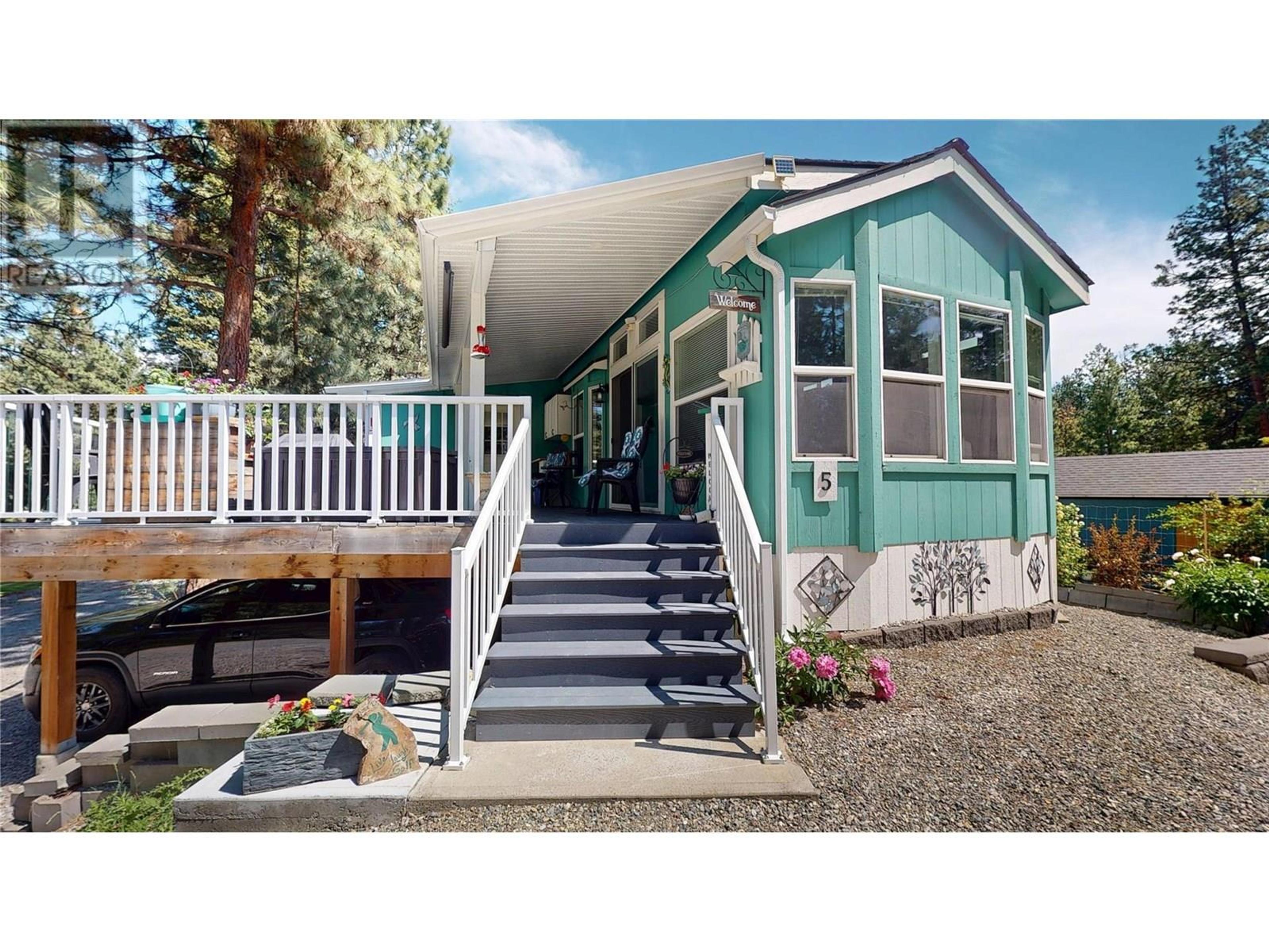 3320 Theatre Road N, Cranbrook - Exteriors - Photo 2