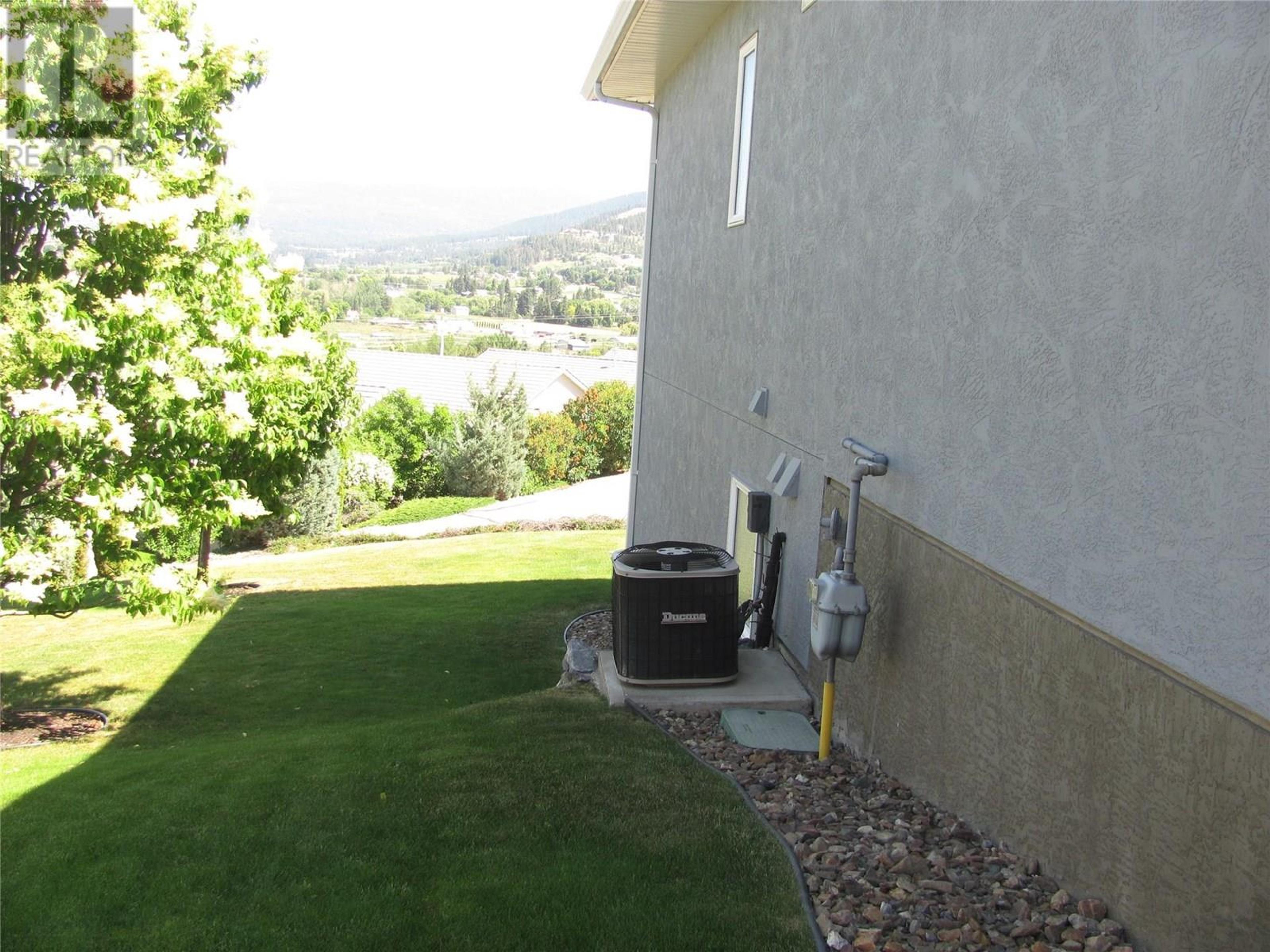 124 Sarsons Road, Vernon - Exteriors - Photo 6