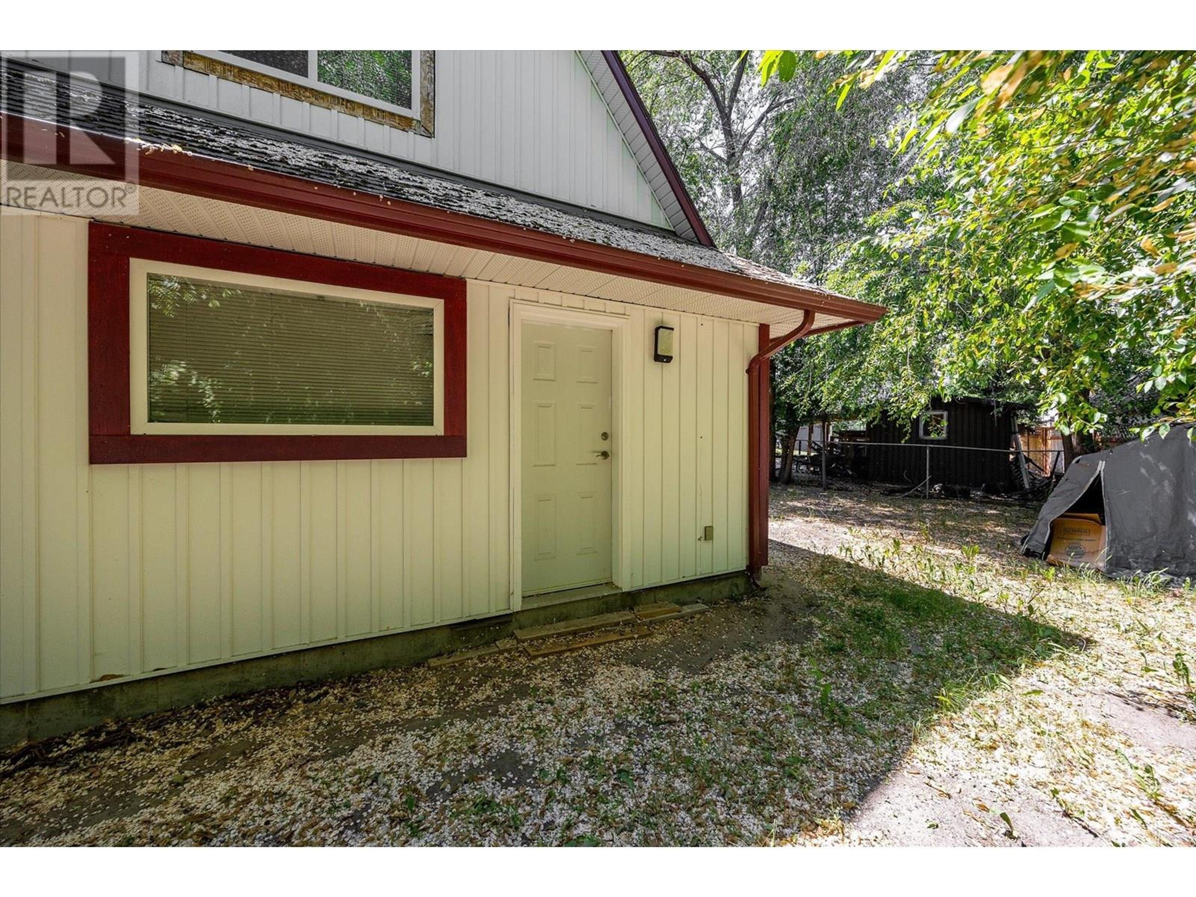 1404 Inkar Road, Kelowna - Exteriors - Photo 6