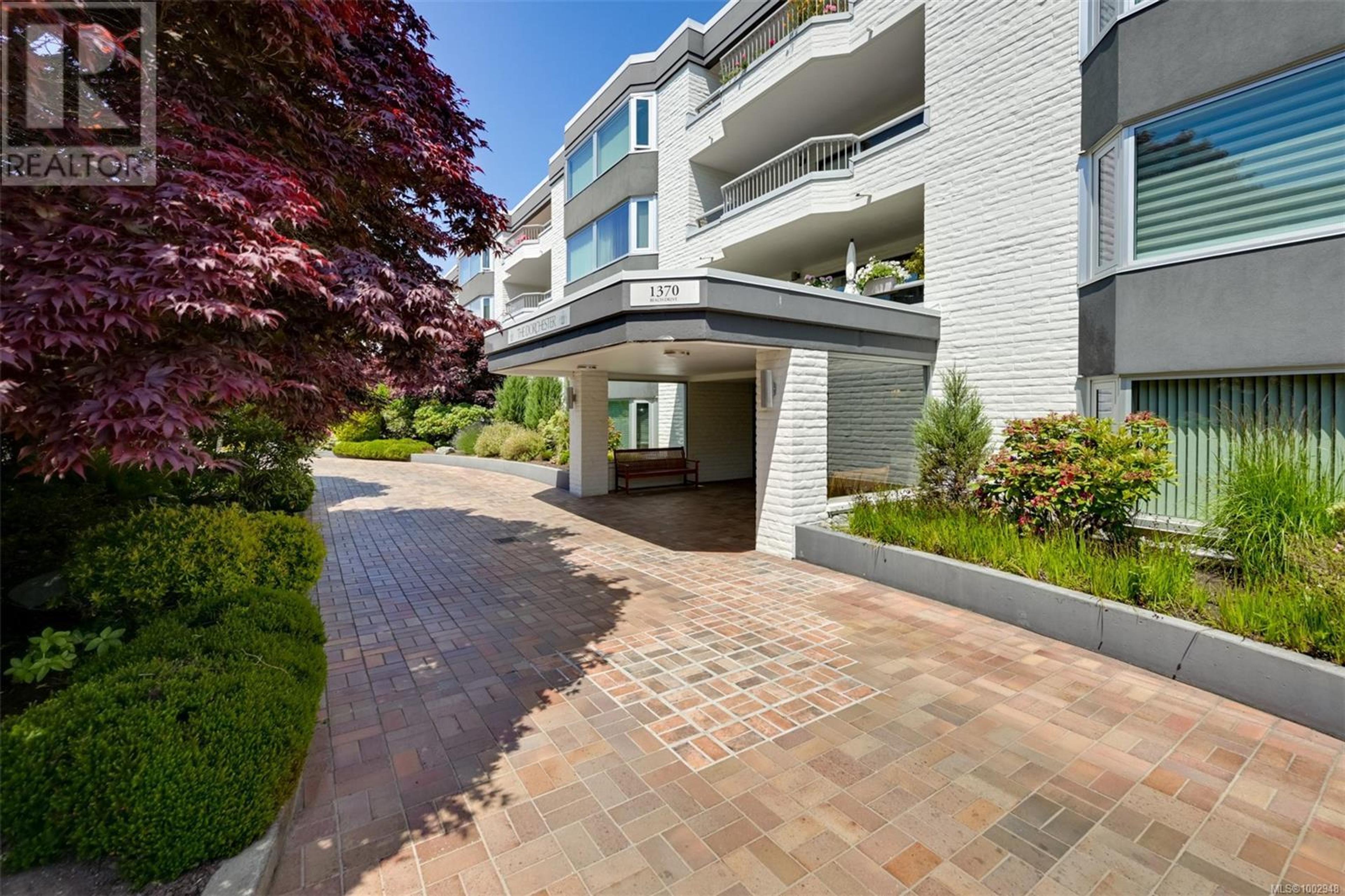 1370 Beach Dr, Oak Bay - Exteriors - Photo 5