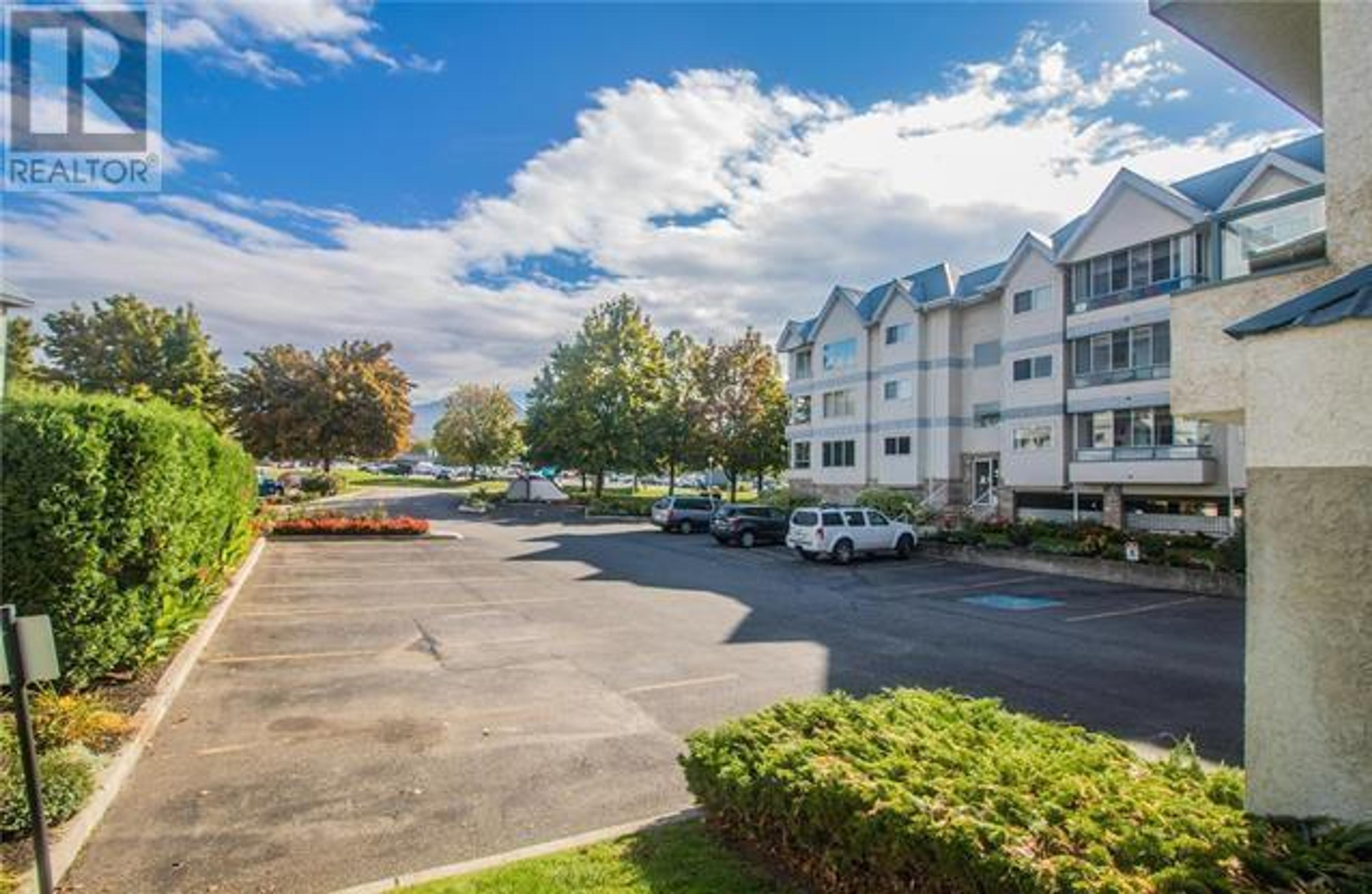 180 Hollywood Road N, Kelowna - Exteriors - Photo 4