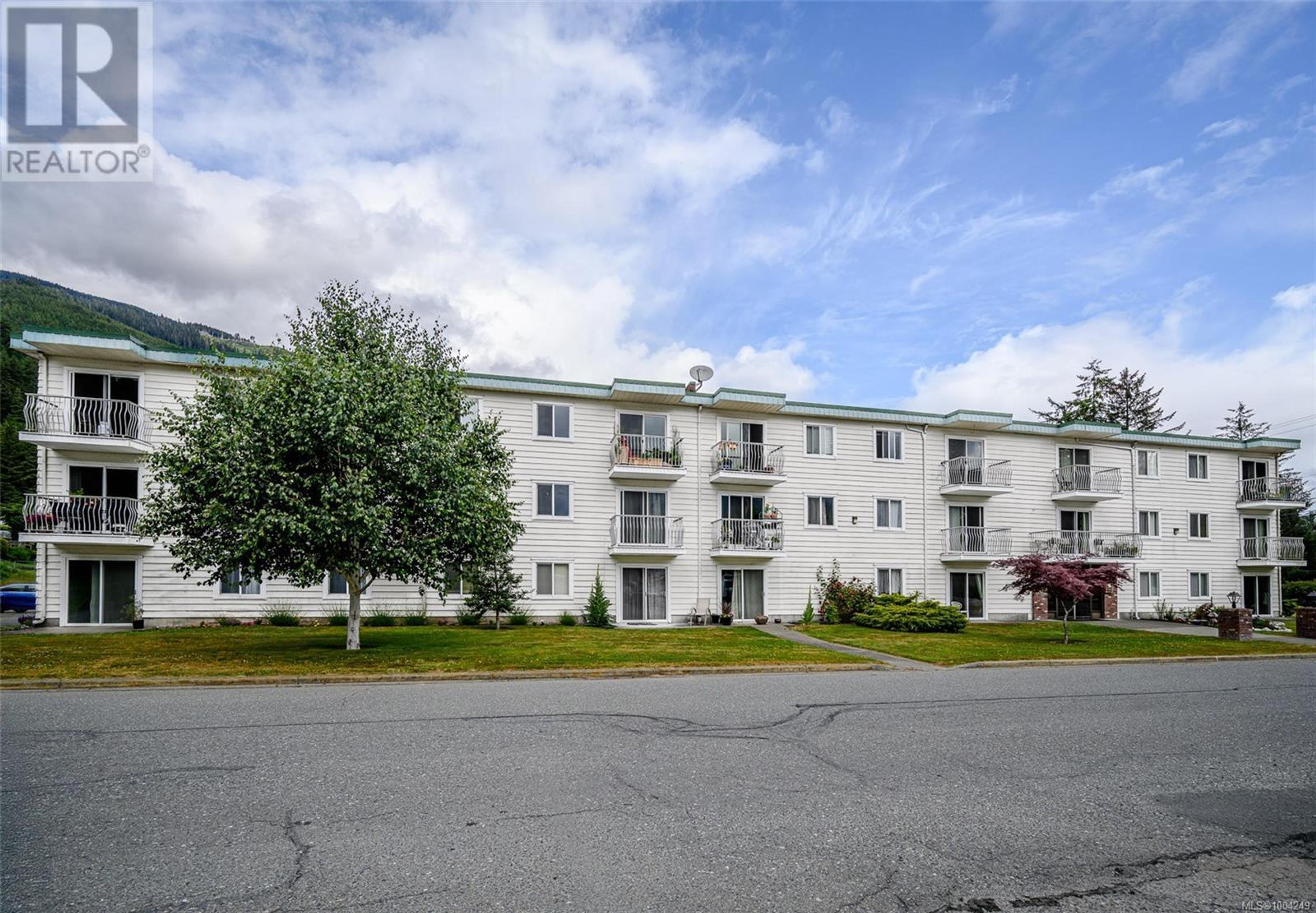 611 Macmillan Dr, Sayward - Exteriors - Full Complex View - Photo 1