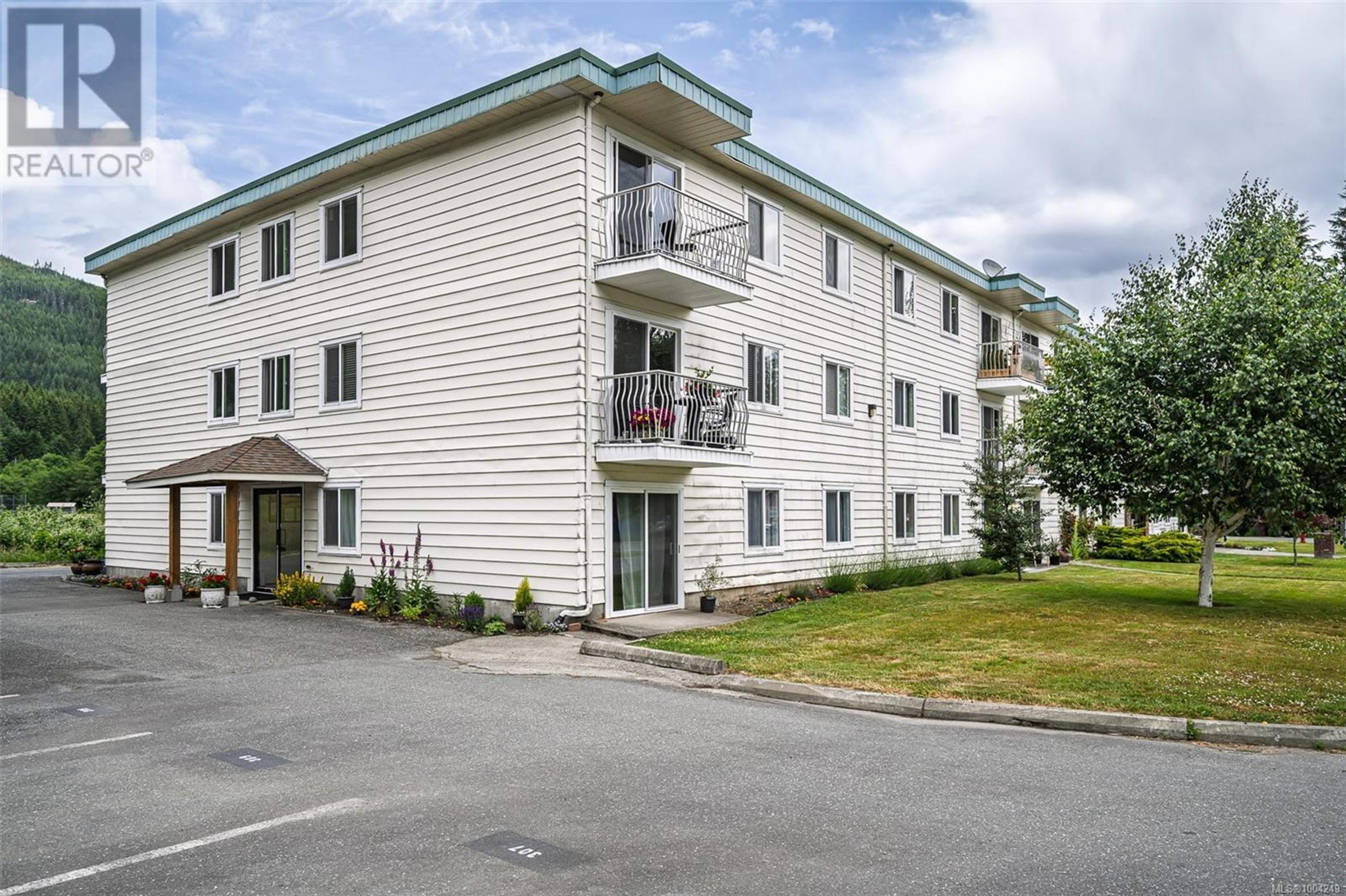 611 Macmillan Dr, Sayward - Exteriors - Photo 2