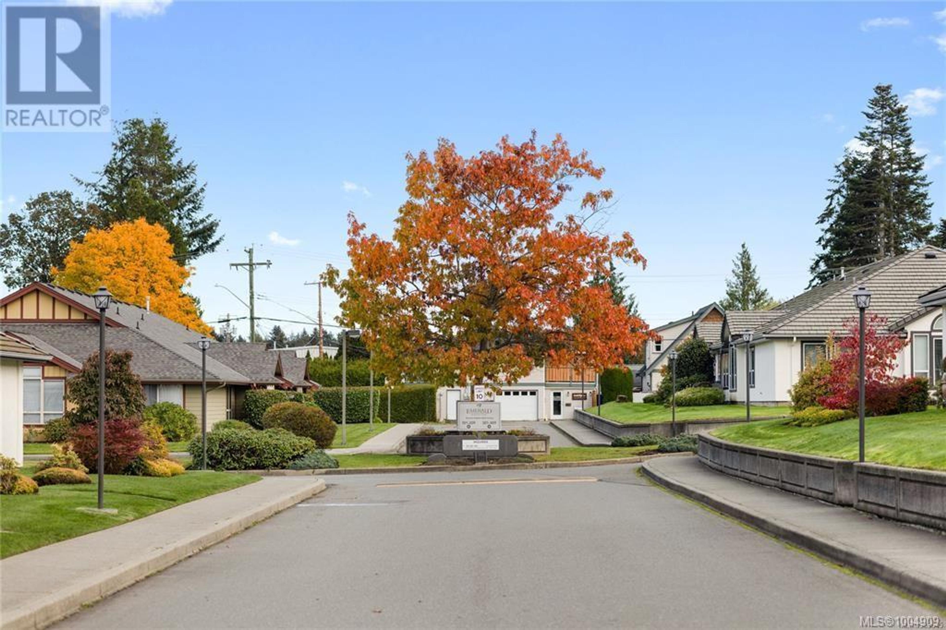 264 McVickers St, Parksville - Exteriors - Full Complex View - Photo 3