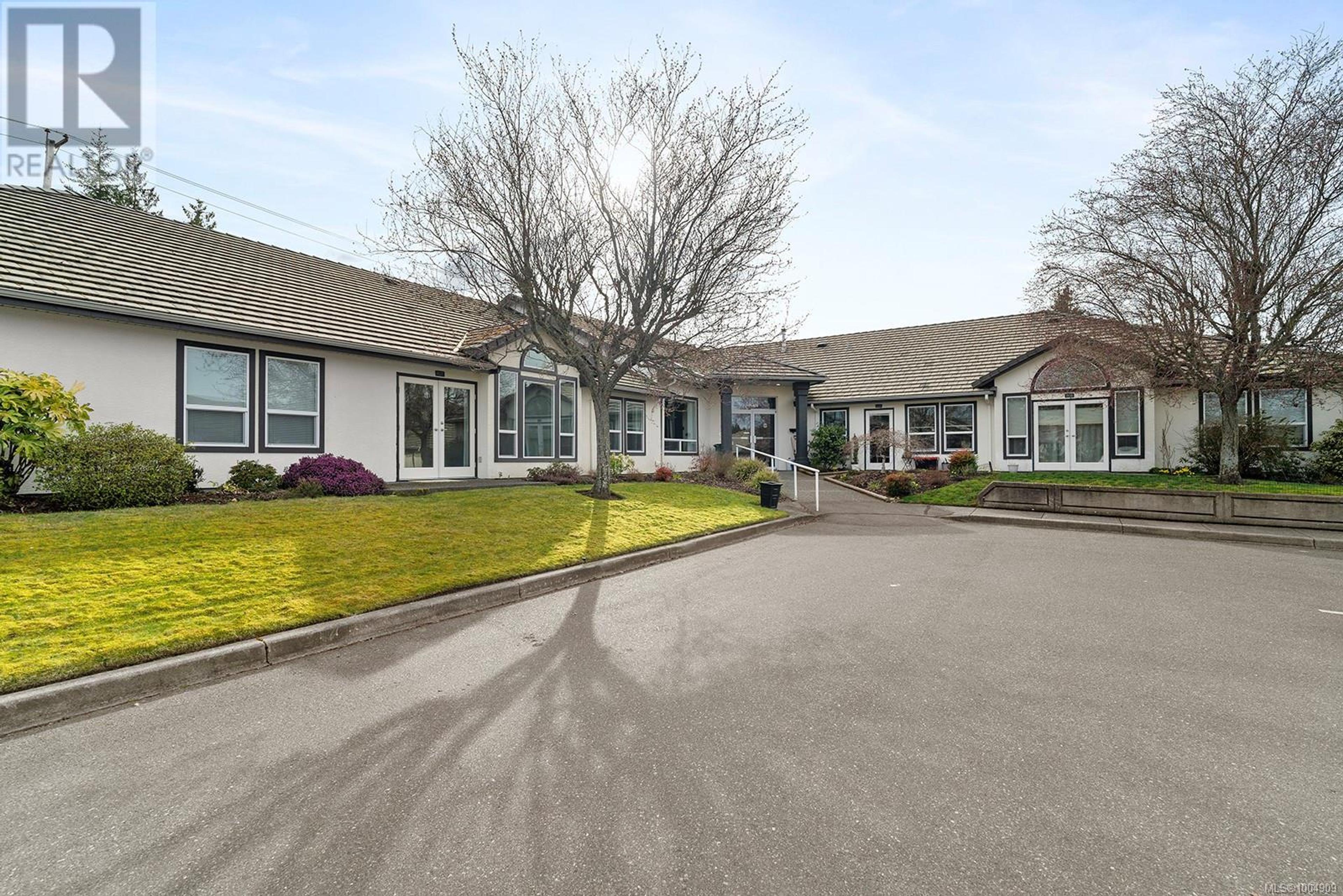 264 McVickers St, Parksville - Exteriors - Full Complex View - Photo 4