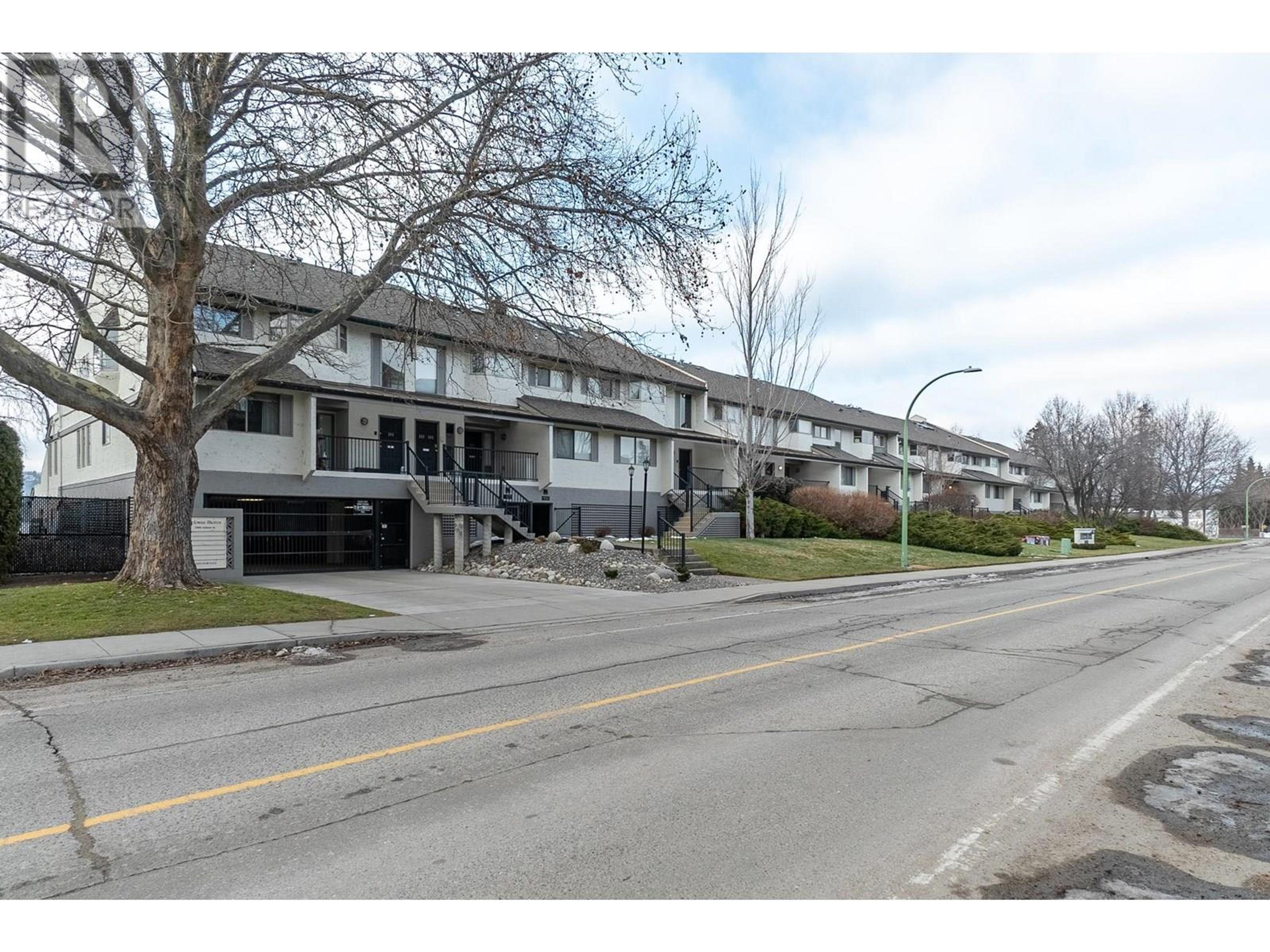 2900 Abbott Street, Kelowna - Exteriors - Full Complex View - Photo 2