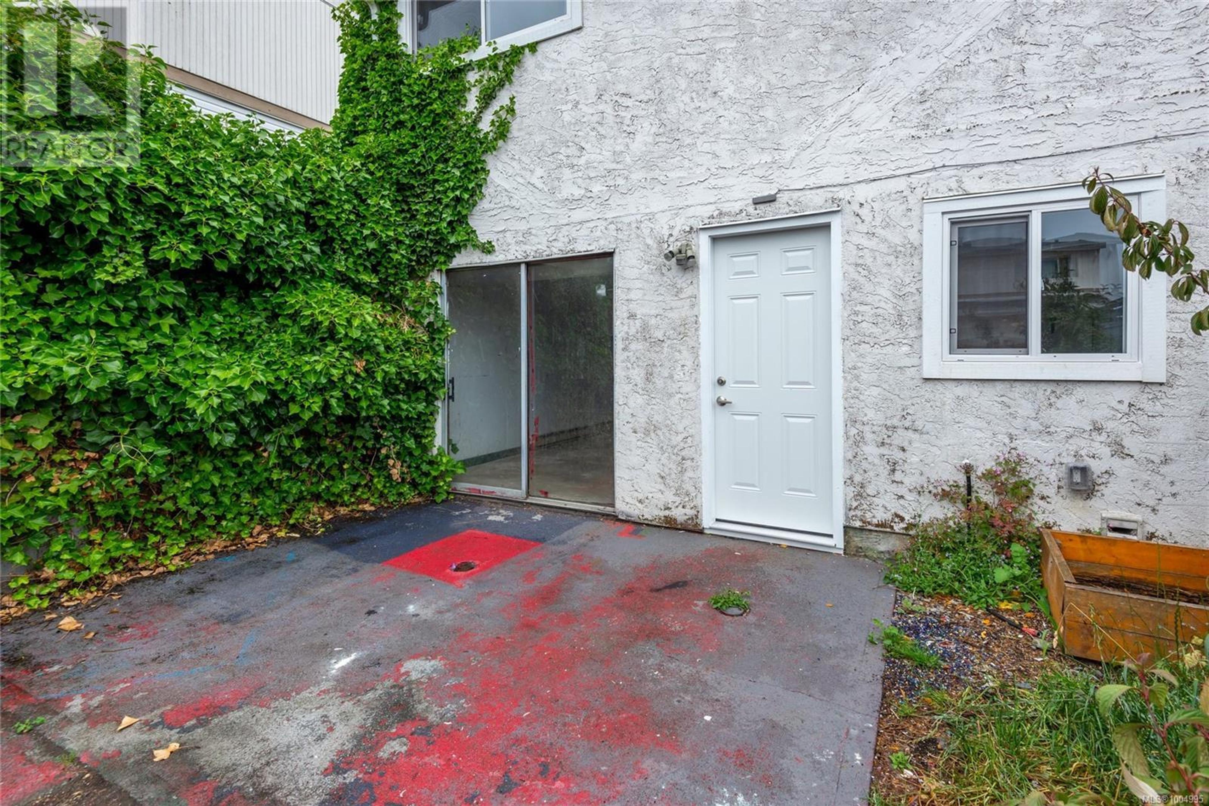 400 Robron Rd, Campbell River - Exteriors - Photo 2