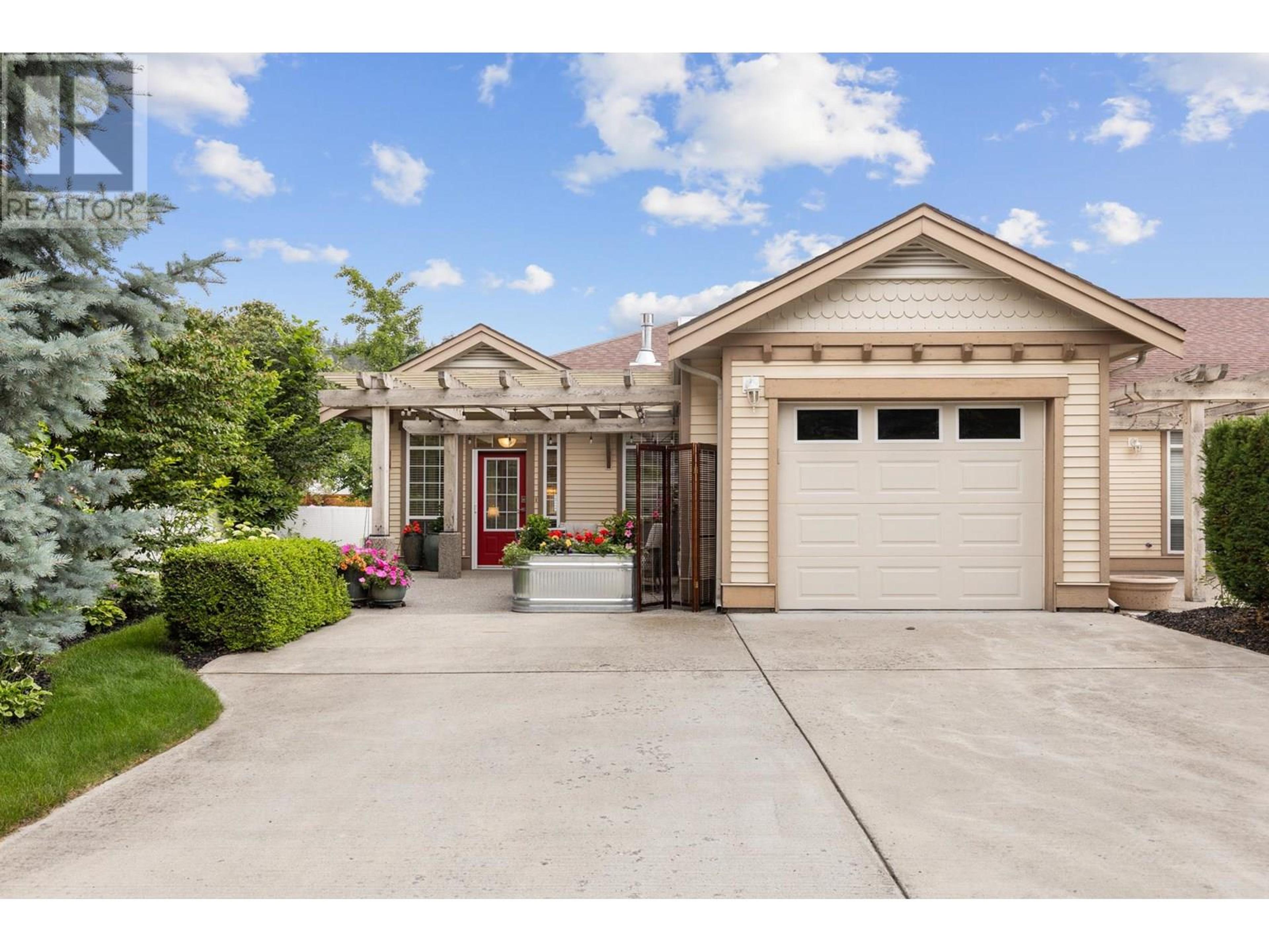 4032A Lake Avenue, Peachland - Exteriors - Photo 1