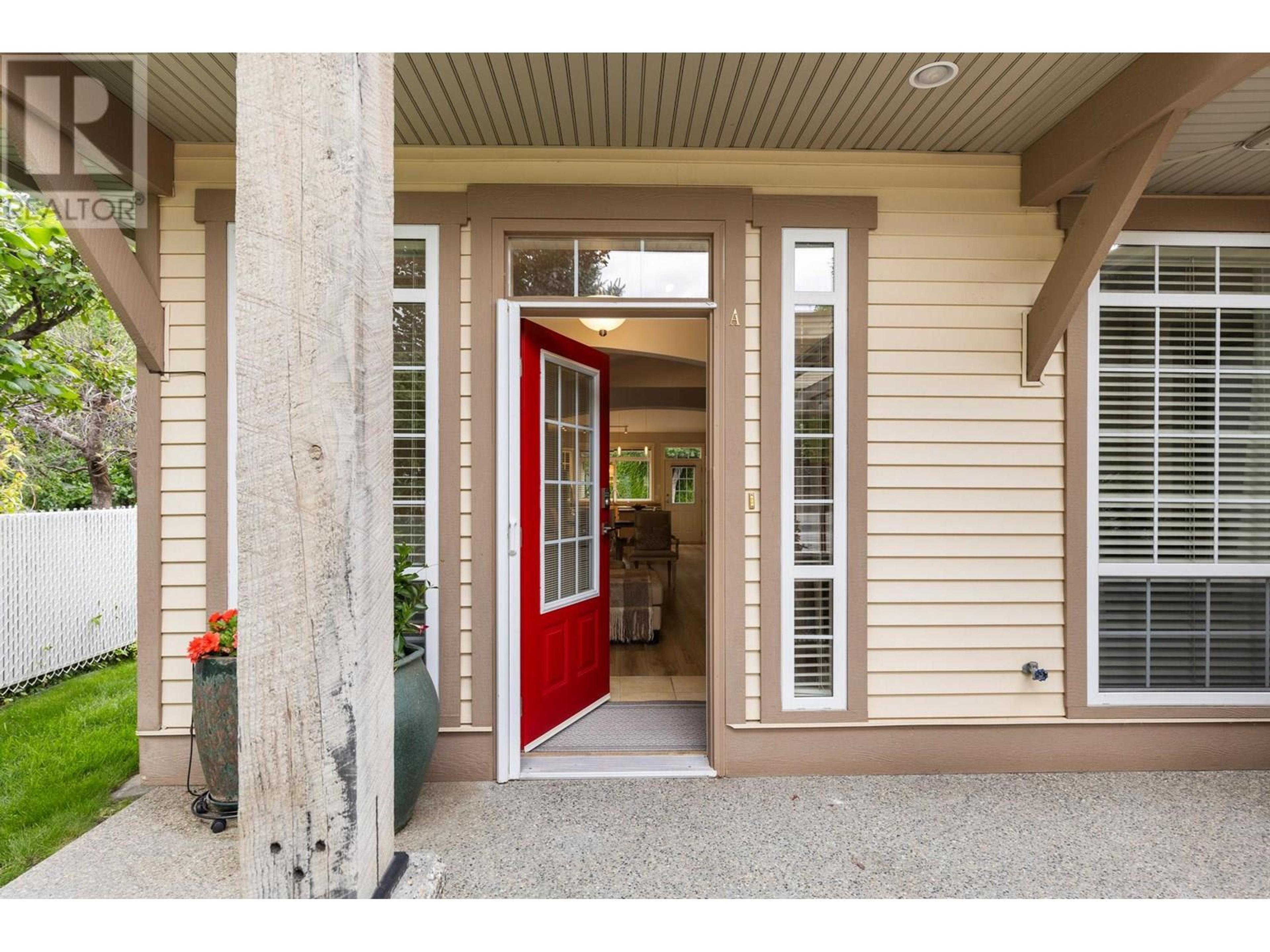 4032A Lake Avenue, Peachland - Exteriors - Photo 2