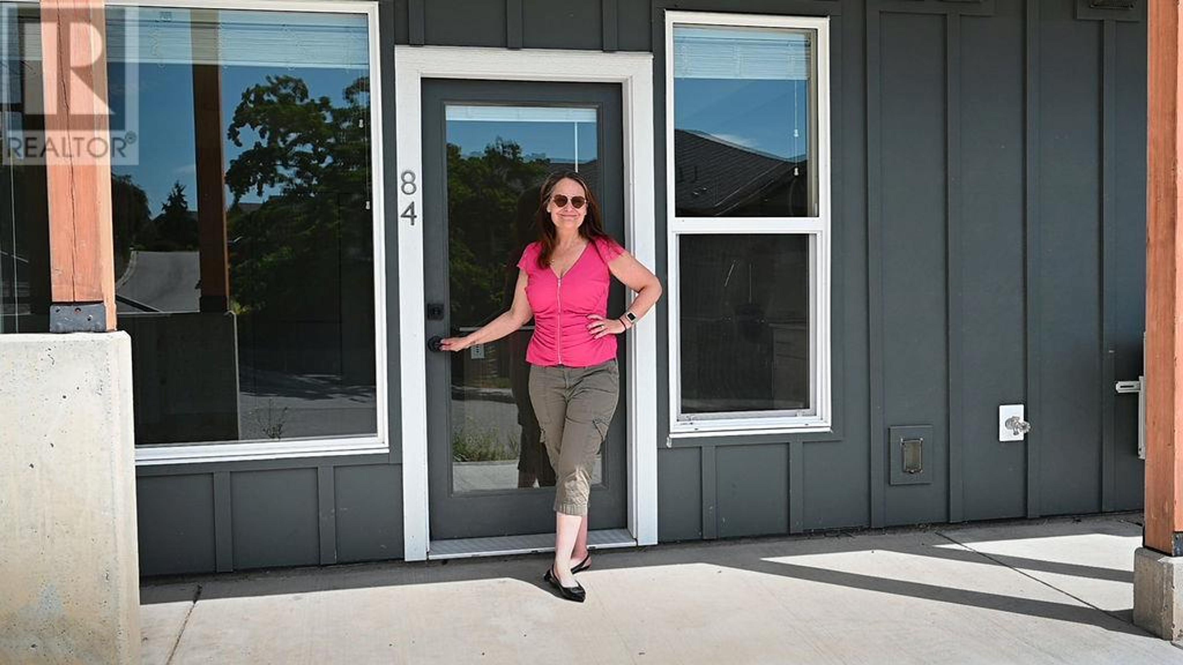 685 Boynton Place, Kelowna - Exteriors - Photo 2