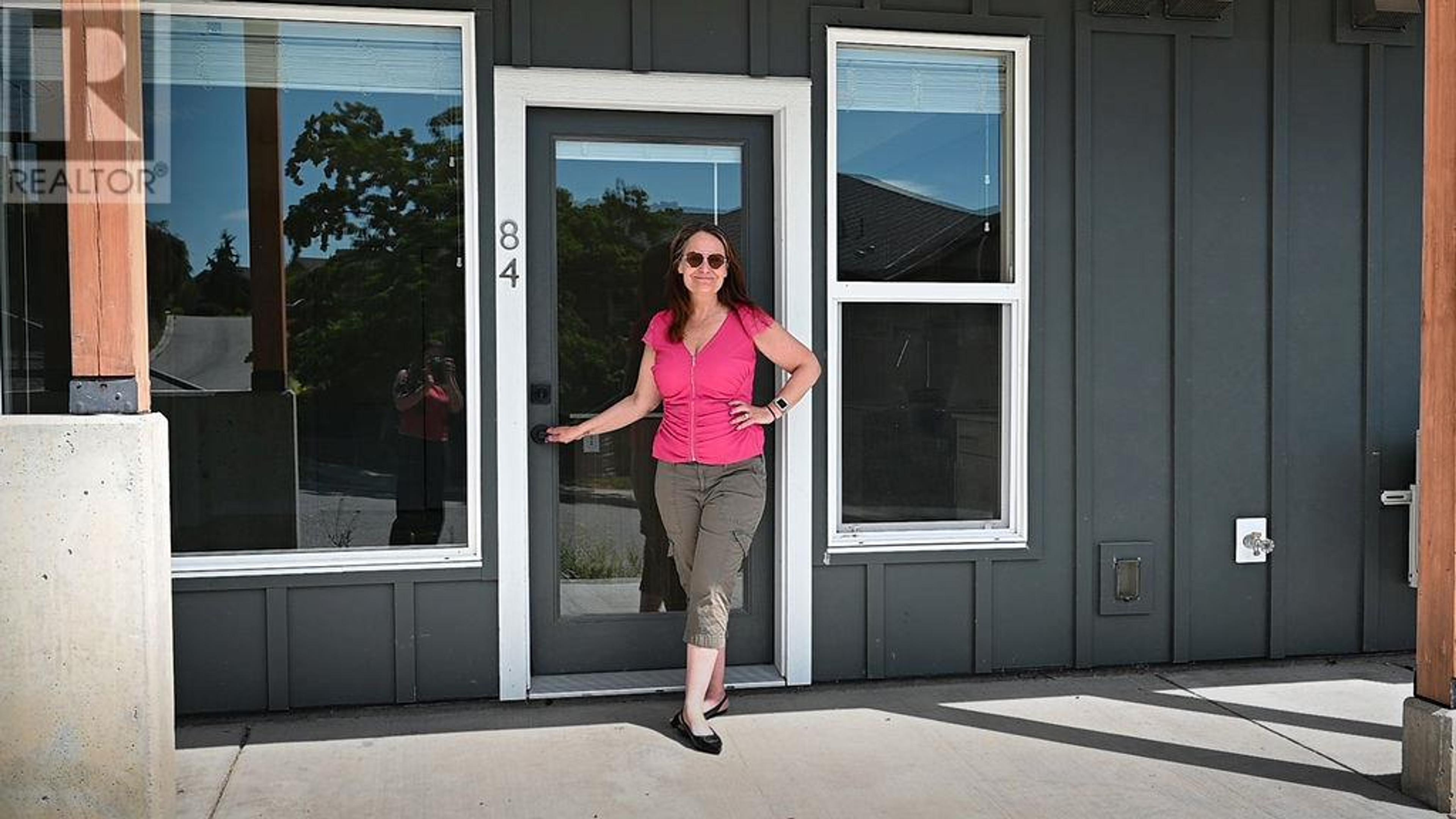 685 Boynton Place, Kelowna - Exteriors - Photo 3