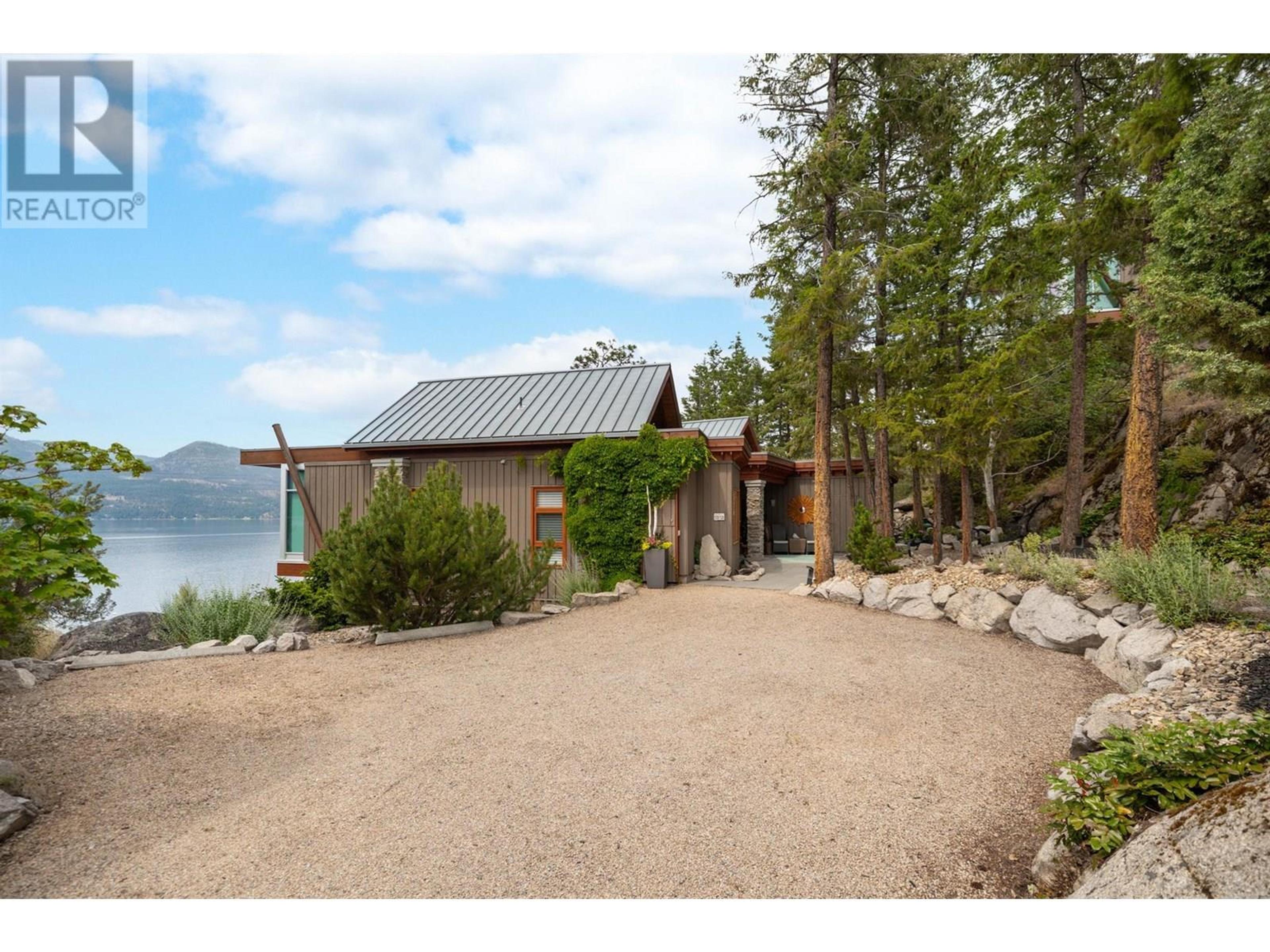 9845 Eastside Road, Vernon - Exteriors - Photo 10