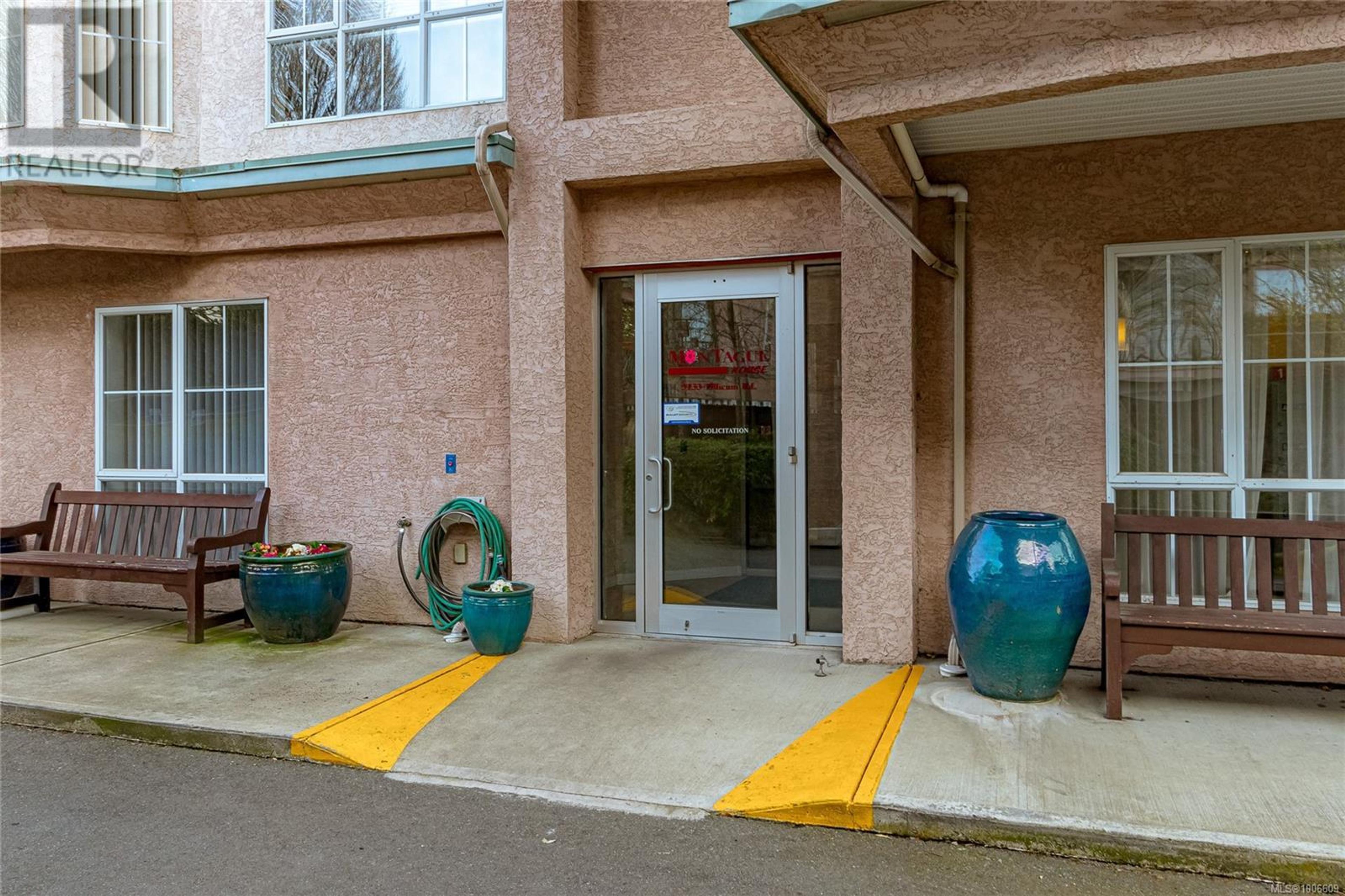 3133 Tillicum Rd, Saanich - Exteriors - Photo 4