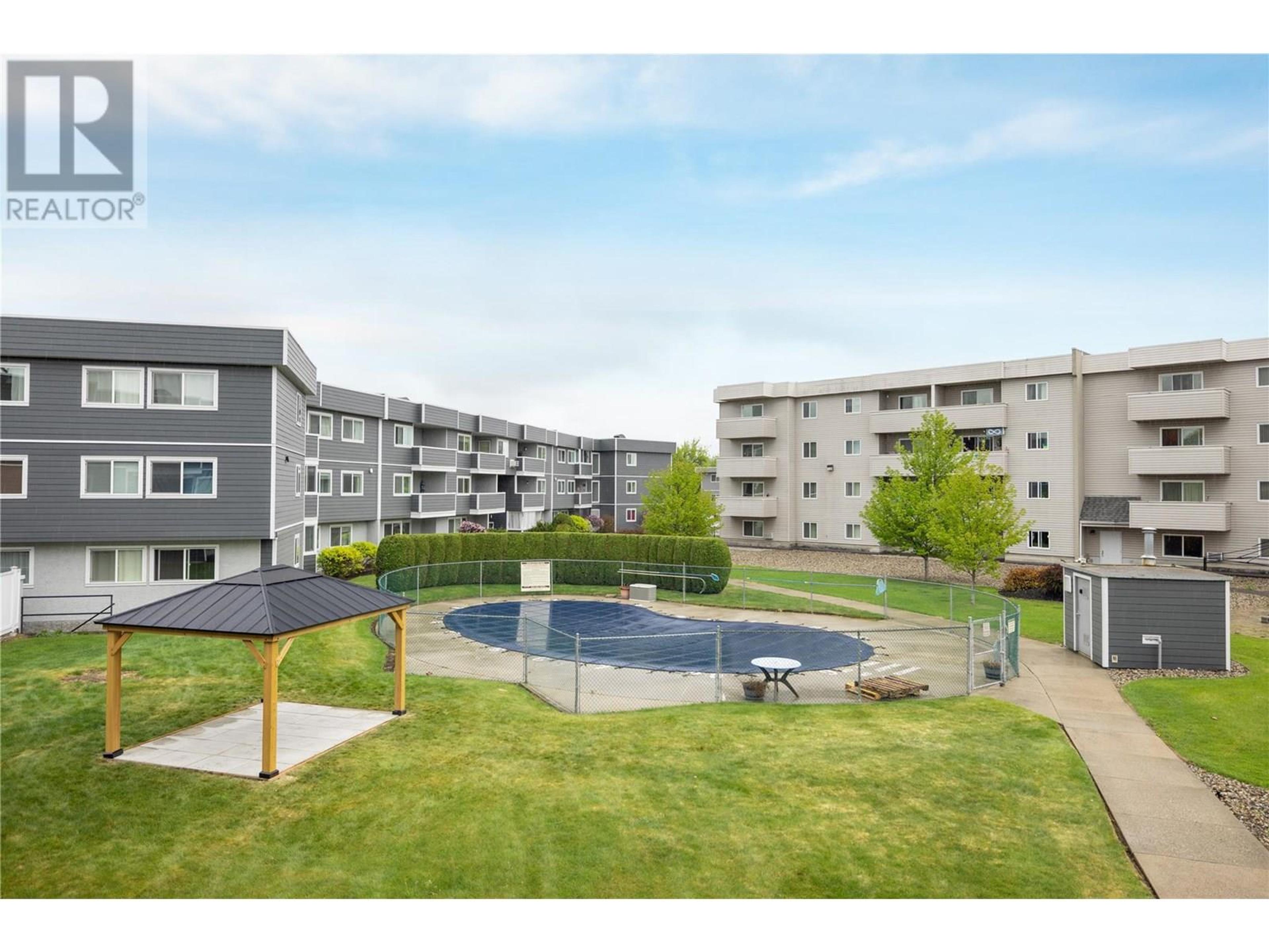 495 All Star Court, Kelowna - Outdoor Amenities - Outdoor Pool, Garden / Yard/ Backyard/ Porch/ Deck - Photo 1