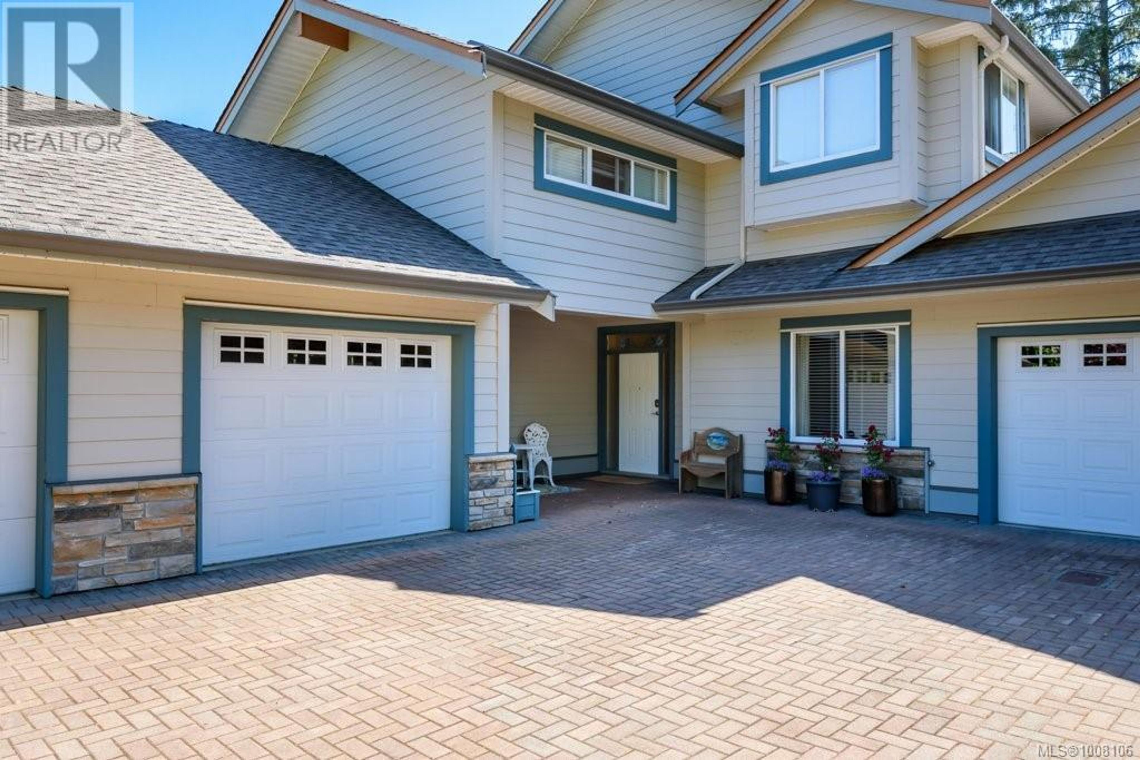 199 31st St, Courtenay - Exteriors - Full Complex View - Photo 2