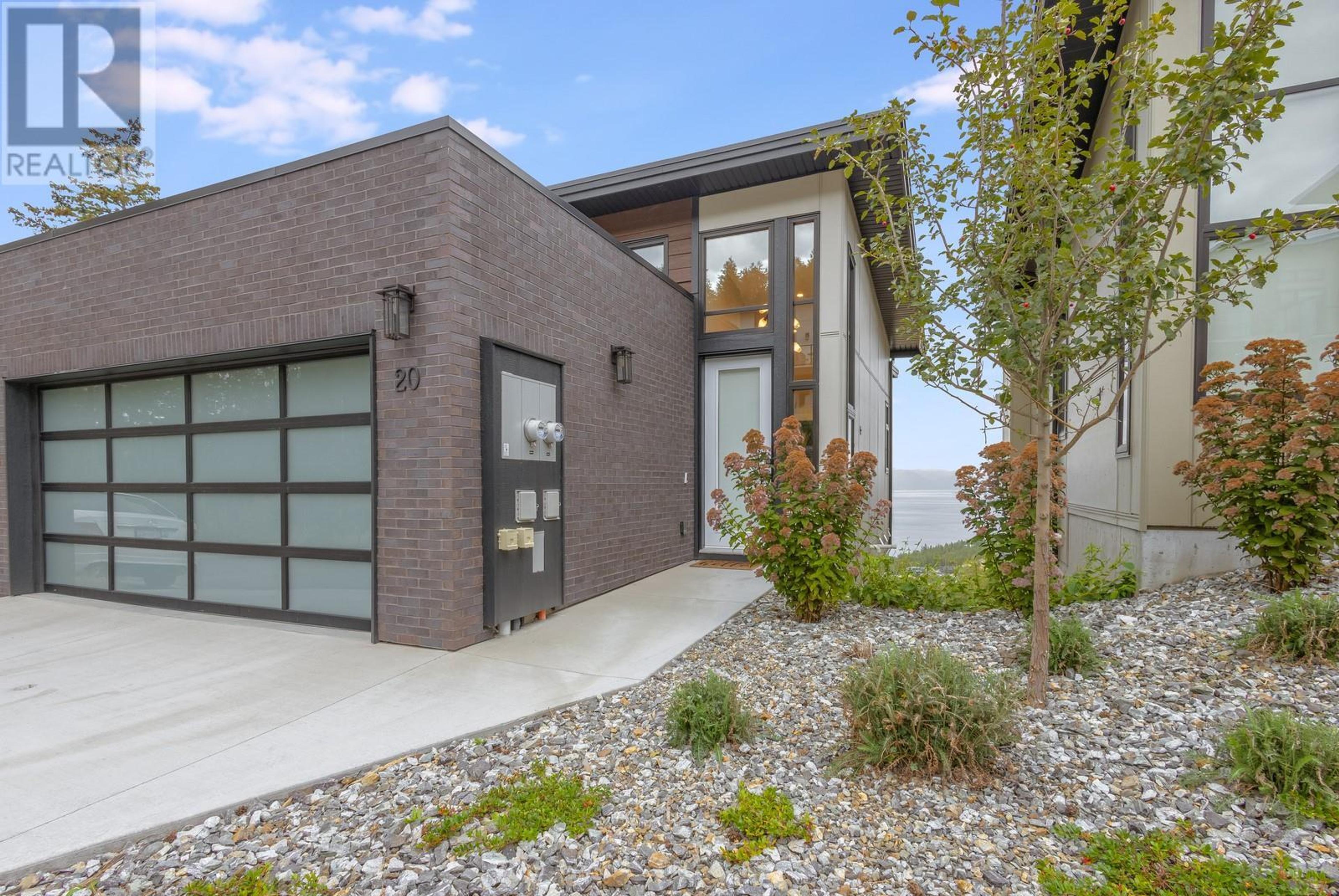 3220 Hilltown Drive, Kelowna - Exteriors - Photo 2