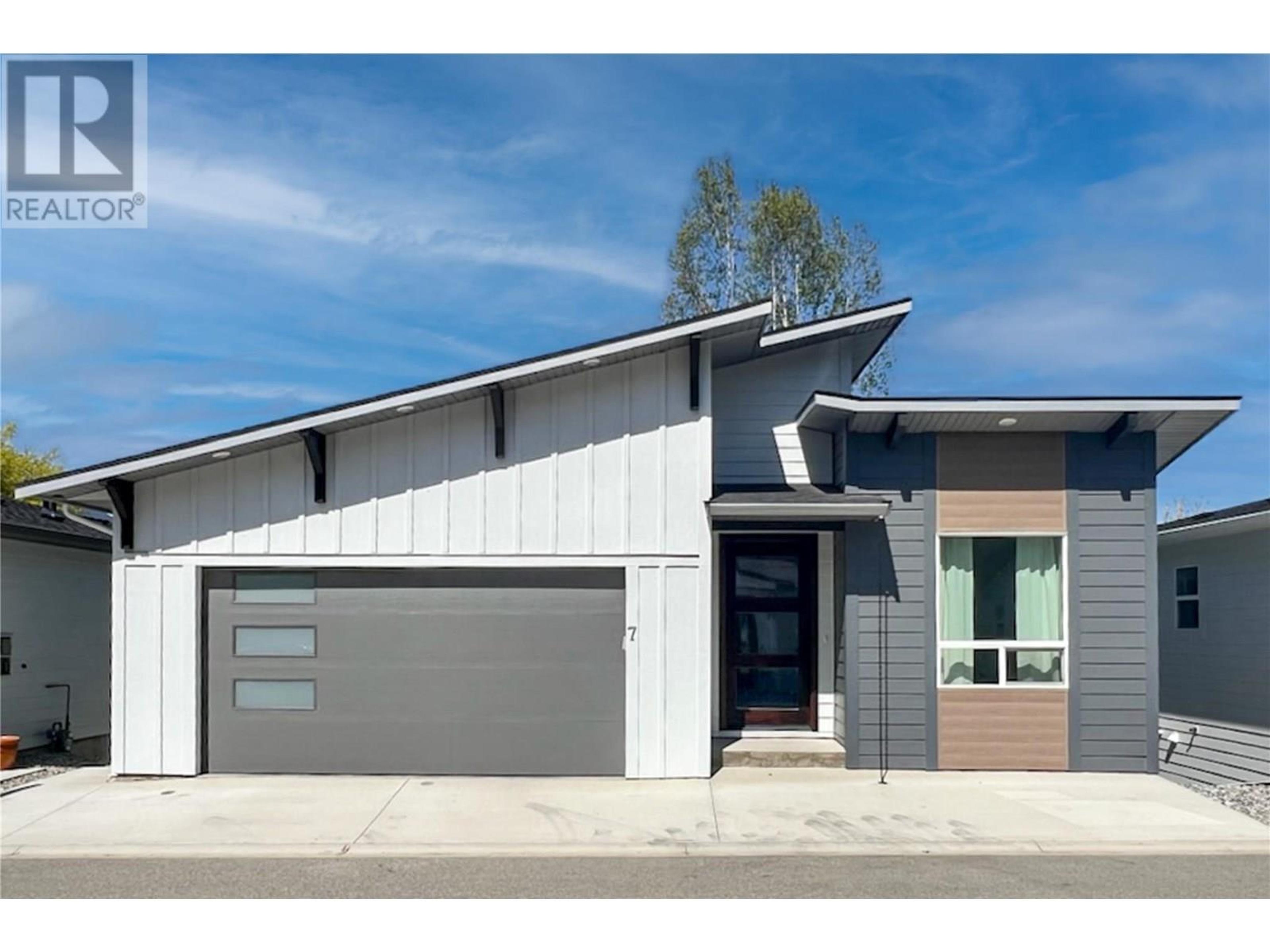 1840 10 Street SW, Salmon Arm - Exteriors - Photo 1