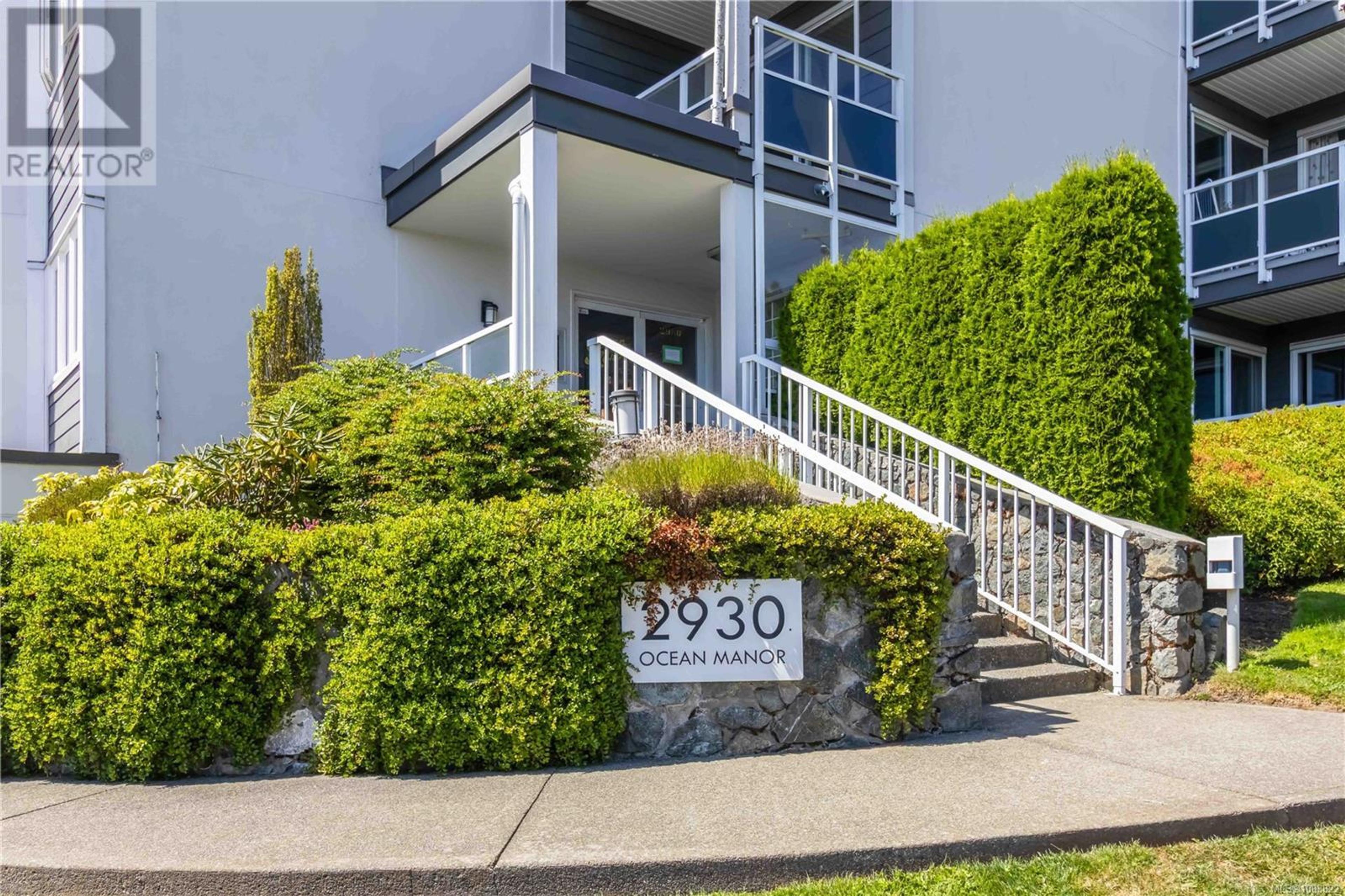 2930 Washington Ave, Victoria - Exteriors - Photo 3