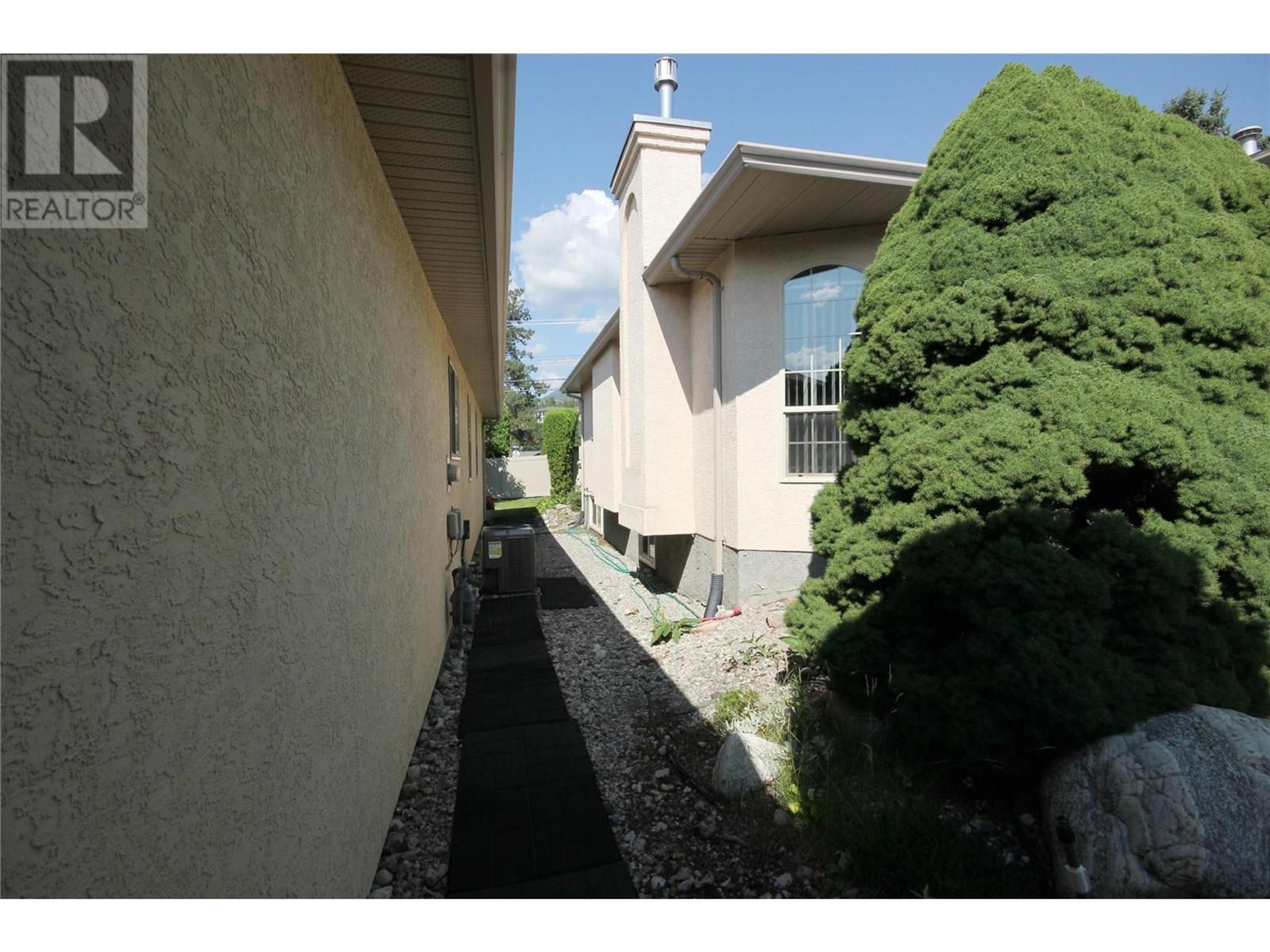 1634 Carmi Avenue, Penticton - Exteriors - Photo 1