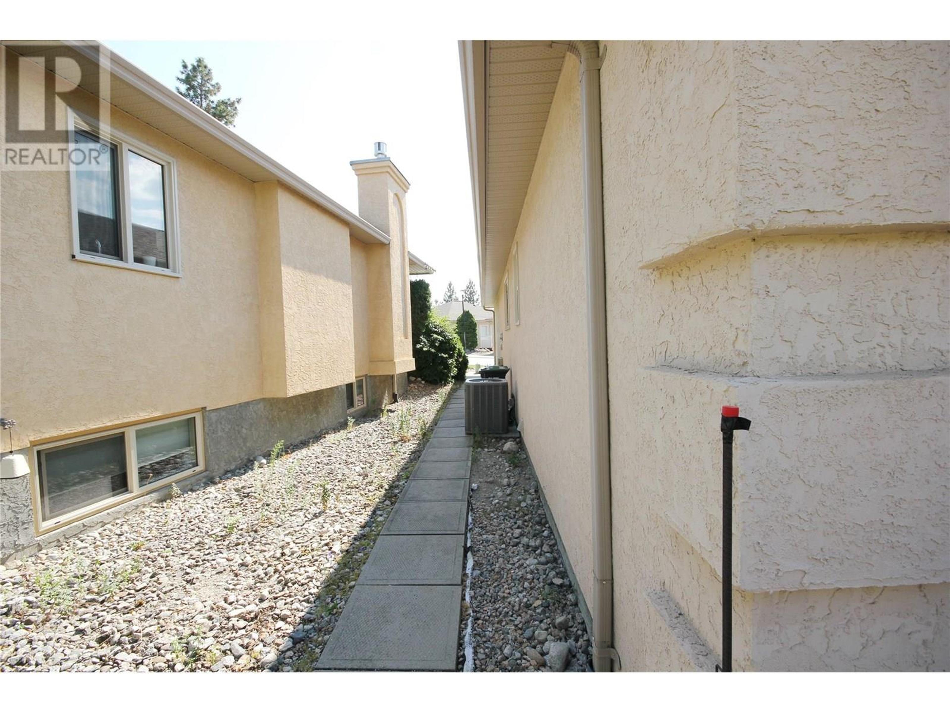 1634 Carmi Avenue, Penticton - Exteriors - Photo 2