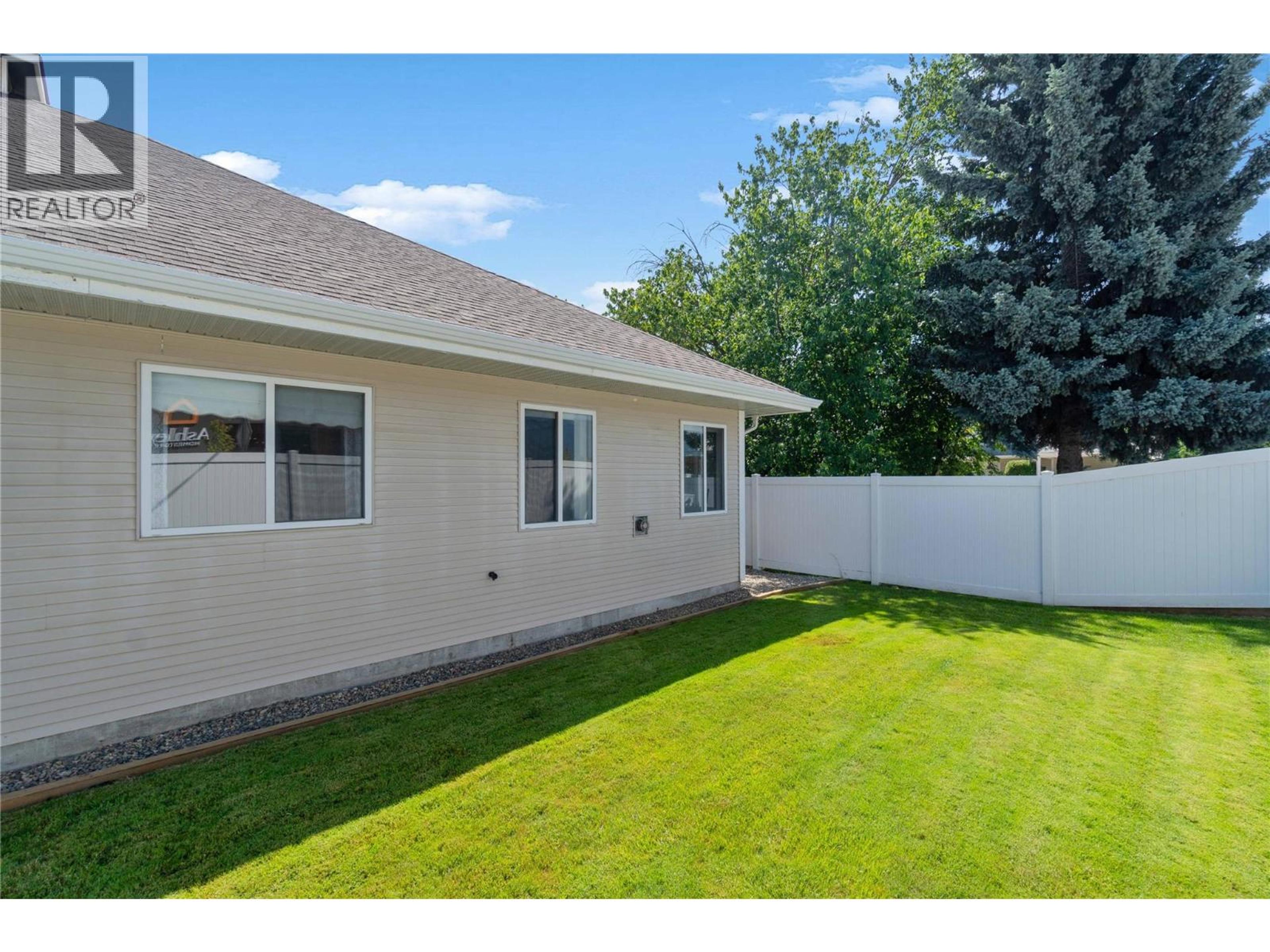 900 5 Avenue SW, Salmon Arm - Exteriors - Photo 2