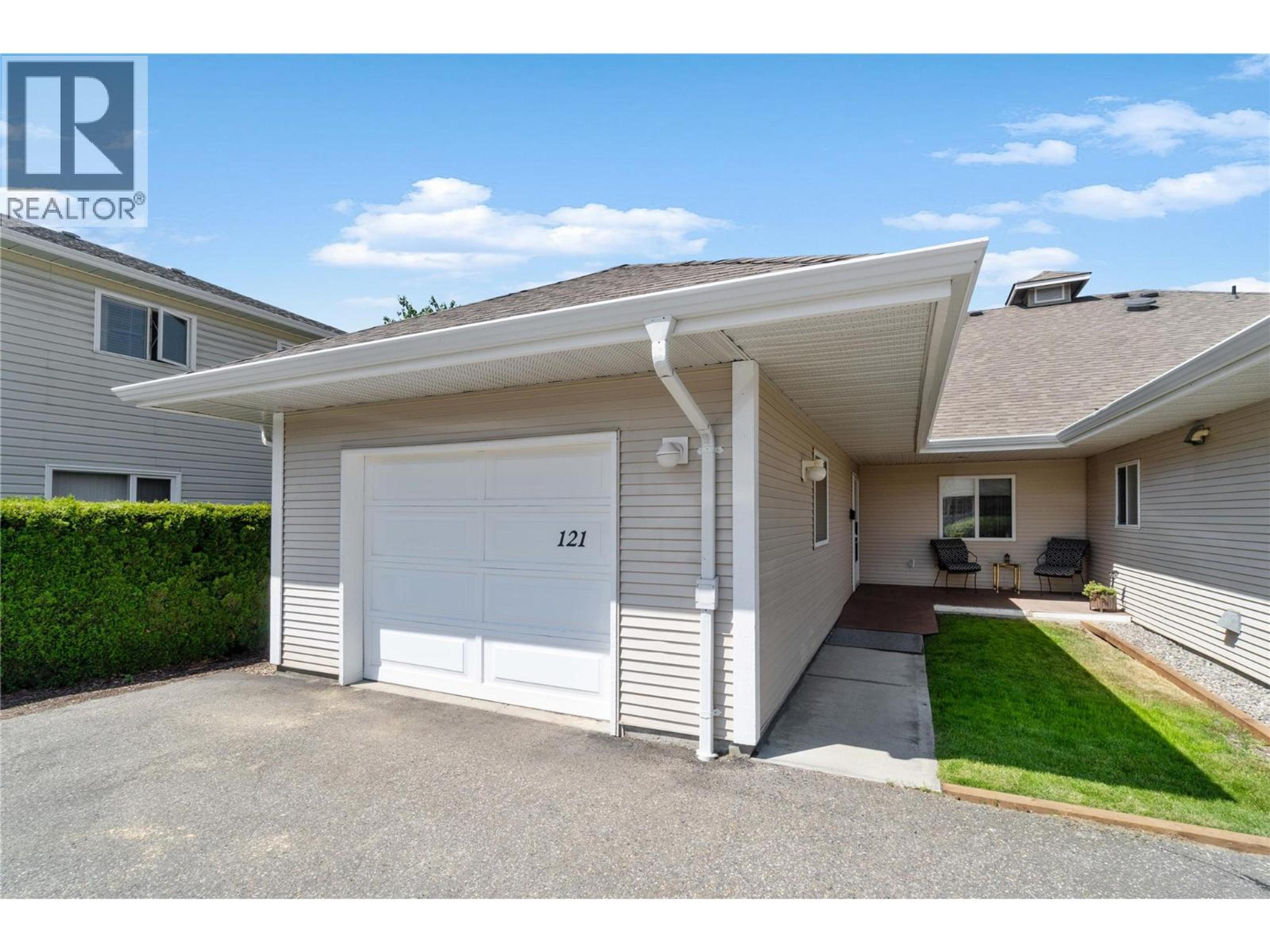 900 5 Avenue SW, Salmon Arm - Exteriors - Photo 3